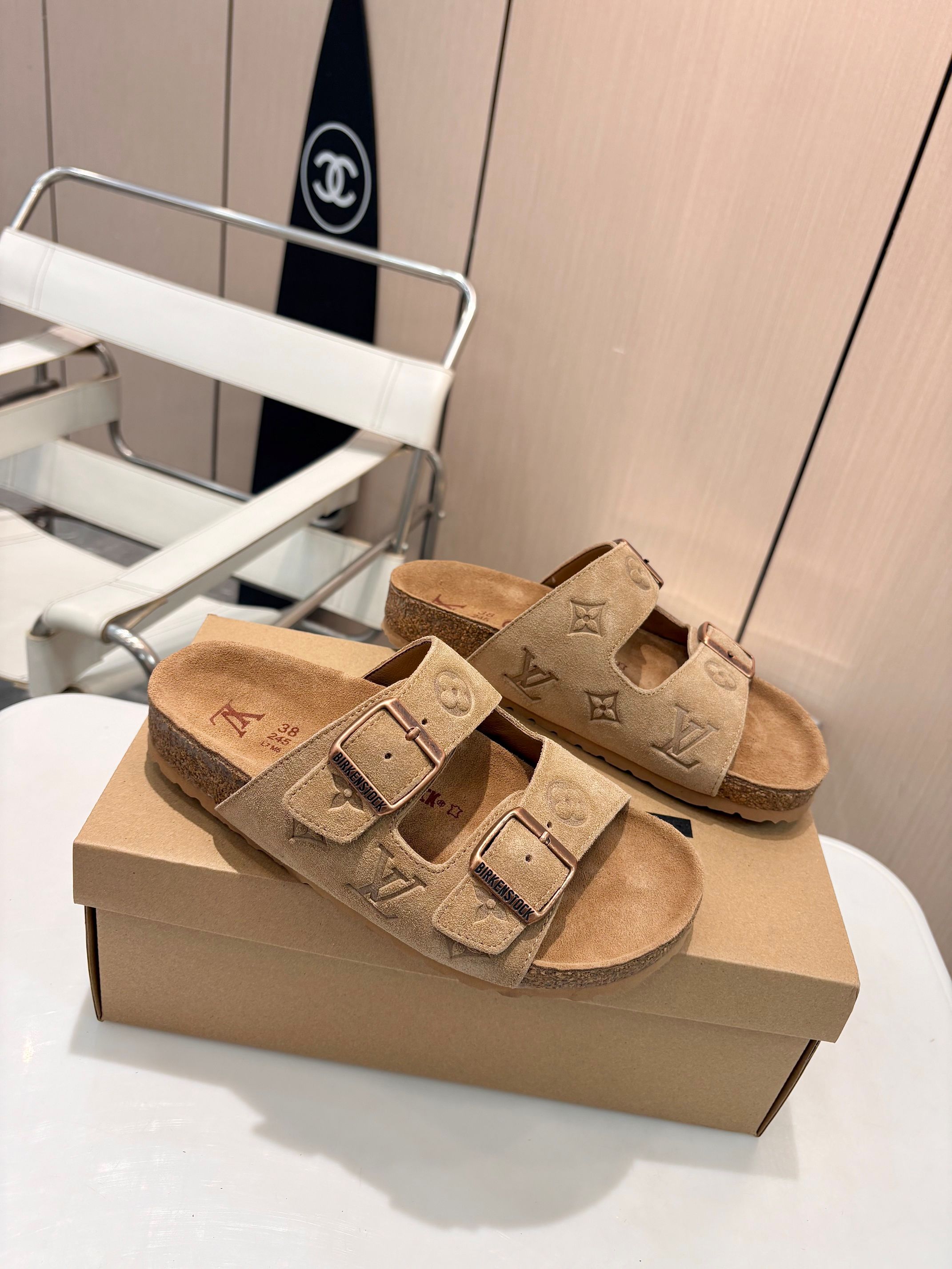 NO:759476,Couple model Birkenstock × LV collaboration｜Couple model loose ceiling Who knows!  The collaboration between Birkenstock and LV is really crazy. It perfectly combines LV’s classic Monogram presbyopia and Birkenstock’s iconic double-button cork bottom, directly engraving the “old money style” into the DNA, and the couple’s style will turn heads every time you go out on the street!   The classic double-strap design + matte metal buckle is super easy to adjust and has great texture. The suede is soft and delicate to the touch, and Birkenstock’s unique cork rebounds when you step on it. It will not tire your feet after walking for a long time, and the comfort will be maximized!   Macaron color + retro presbyopia double version, you can easily wear it with sweet, cool or casual styles. Whether it is worn with jeans, a dress or sportswear, it can enhance the sense of luxury in one second. It is definitely responsible for the atmosphere when going out in spring and summer. Comfort and appearance coexist, so fashionable couples can just close their eyes and rush!   #LVBirkenstockjoint #couplesBirkenstocks #summerslipper #oldmoneystylewear Fabric Classic presbyopic cowhide Cowhide suede Lining Sheepskin lining Sole Original foam bottom Size 35-46, slippers, louis vuitton, slippers, skirts, jeans, cowhide, sheepskin, chamois leather19860909情侣款  勃肯×LV联名｜情侣款松弛感天花板  谁懂啊！勃肯和LV的联名真的杀疯了 把LV经典Monogram老花和勃肯标志性双扣软木底完美融合,直接把“老钱风”刻进DNA里,情侣款出街回头率拉满！  经典双带设计+哑光金属搭扣,调节超方便还巨有质感 麂皮触感软糯细腻,踩上去是勃肯独有的软木回弹,久走不累脚,舒适度直接拉满！  马卡龙色系+复古老花双版本,甜酷风、休闲风都能轻松拿捏.不管是搭牛仔裤、连衣裙还是运动装,一秒提升穿搭高级感,春夏出街绝对是氛围感担当  舒适与颜值并存,时髦精情侣闭眼冲就对了！  #LV勃肯联名 #情侣款勃肯鞋 #夏日拖鞋 #老钱风穿搭 面料 经典老花 牛皮 牛皮绒面 内里 羊皮内里 鞋底 原版发泡底 码数35-46码,拖鞋,louis vuitton,slippers,skirts,jeans,cowhide,sheepskin,chamois leather,Women's Shoes