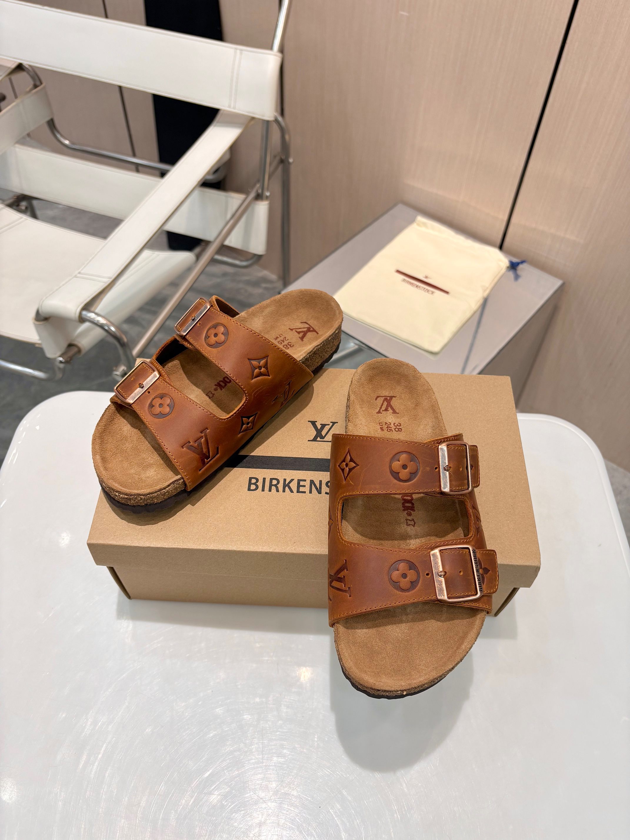 NO:759485,Couple model Birkenstock × LV collaboration｜Couple model loose ceiling Who knows!  The collaboration between Birkenstock and LV is really crazy. It perfectly combines LV’s classic Monogram presbyopia and Birkenstock’s iconic double-button cork bottom, directly engraving the “old money style” into the DNA, and the couple’s style will turn heads every time you go out on the street!   The classic double-strap design + matte metal buckle is super easy to adjust and has great texture. The suede is soft and delicate to the touch, and Birkenstock’s unique cork rebounds when you step on it. It will not tire your feet after walking for a long time, and the comfort will be maximized!   Macaron color + retro presbyopia double version, you can easily wear it with sweet, cool or casual styles. Whether it is worn with jeans, a dress or sportswear, it can enhance the sense of luxury in one second. It is definitely responsible for the atmosphere when going out in spring and summer. Comfort and appearance coexist, so fashionable couples can just close their eyes and rush!   #LVBirkenstockjoint #couplesBirkenstocks #summerslipper #oldmoneystylewear Fabric Classic presbyopic cowhide Cowhide suede Lining Sheepskin lining Sole Original foam bottom Size 35-46, slippers, louis vuitton, slippers, skirts, jeans, cowhide, sheepskin, chamois leather19860909情侣款 勃肯×LV联名｜情侣款松弛感天花板  谁懂啊！勃肯和LV的联名真的杀疯了 把LV经典Monogram老花和勃肯标志性双扣软木底完美融合,直接把“老钱风”刻进DNA里,情侣款出街回头率拉满！  经典双带设计+哑光金属搭扣,调节超方便还巨有质感 麂皮触感软糯细腻,踩上去是勃肯独有的软木回弹,久走不累脚,舒适度直接拉满！  马卡龙色系+复古老花双版本,甜酷风、休闲风都能轻松拿捏.不管是搭牛仔裤、连衣裙还是运动装,一秒提升穿搭高级感,春夏出街绝对是氛围感担当  舒适与颜值并存,时髦精情侣闭眼冲就对了！  #LV勃肯联名 #情侣款勃肯鞋 #夏日拖鞋 #老钱风穿搭 面料 经典老花 牛皮 牛皮绒面 内里 羊皮内里 鞋底 原版发泡底 码数35-46码,拖鞋,louis vuitton,slippers,skirts,jeans,cowhide,sheepskin,chamois leather,Women's Shoes