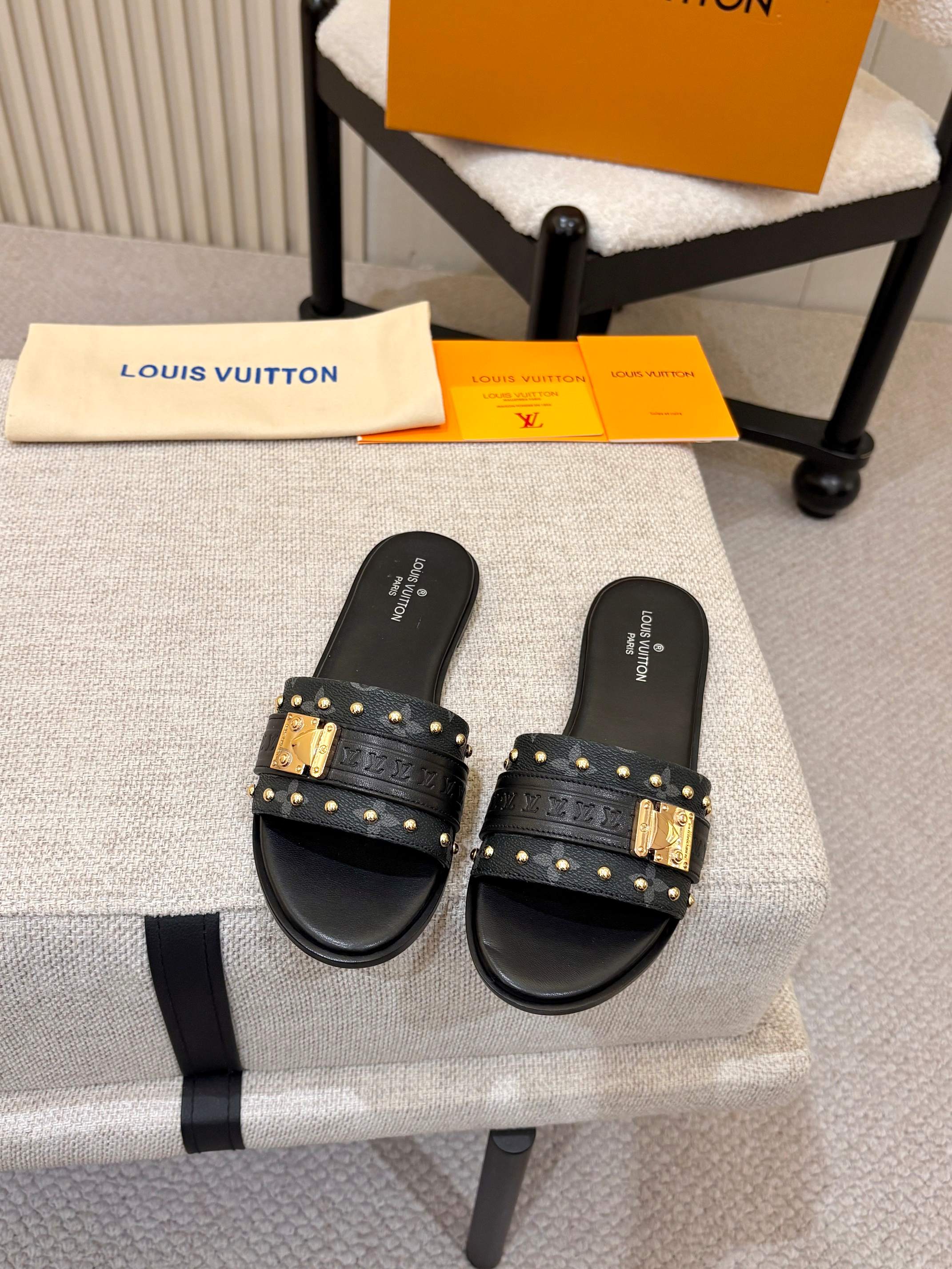 NO:790047,Unlock high-level relaxation in summer. This pair of LV presbyopic slippers is the perfect choice for walking!  Louis Vuitton's classic slippers, look great!  The upper is made of cowhide stitched with classic presbyopic fabrics, with retro logos and matte metal buckles intertwined, creating a luxurious and elegant texture that will catch your eye at a glance. The lining and foot pads are all made of fine sheepskin, which is soft and soft to wrap your feet. It is breathable and not stuffy, and feels as comfortable as stepping on the clouds. The genuine leather sole is sturdy and light, making it a seamless switch between home and street.  The classic presbyopia elements are suitable for all kinds of outfits. Standard sizes 35-42 are available, and sizes 40/41 can be customized. Whether it is paired with casual trousers or a dress, it can easily achieve an effortless sense of luxury. It is a must-have for summer outings!  ,slippers,louis vuitton,louis vuitton,slippers,skirts,cowhide,sheepskin19860909解锁夏日高阶松弛感 这双LV老花拖鞋才是行走的排面担当！ 路易威登经典款拖鞋,颜值担当！ 鞋面采用牛皮拼接经典老花面料,复古标识与哑光金属扣交织,一眼沦陷的奢雅质感.内里与垫脚全选用细腻羊皮,软乎乎包裹双脚,透气不闷脚,踩感如踏云端般惬意.真皮鞋底加持,稳固又轻盈,居家出街无缝切换.  经典老花元素适配各种穿搭,35-42标准尺码齐全,40/41码可专属定做.不管是搭配休闲裤装还是连衣裙,都能轻松拿捏不费力的高级感,夏日出街必备！,拖鞋,louis vuitton,louis vuitton,slippers,skirts,cowhide,sheepskin,Women's Shoes