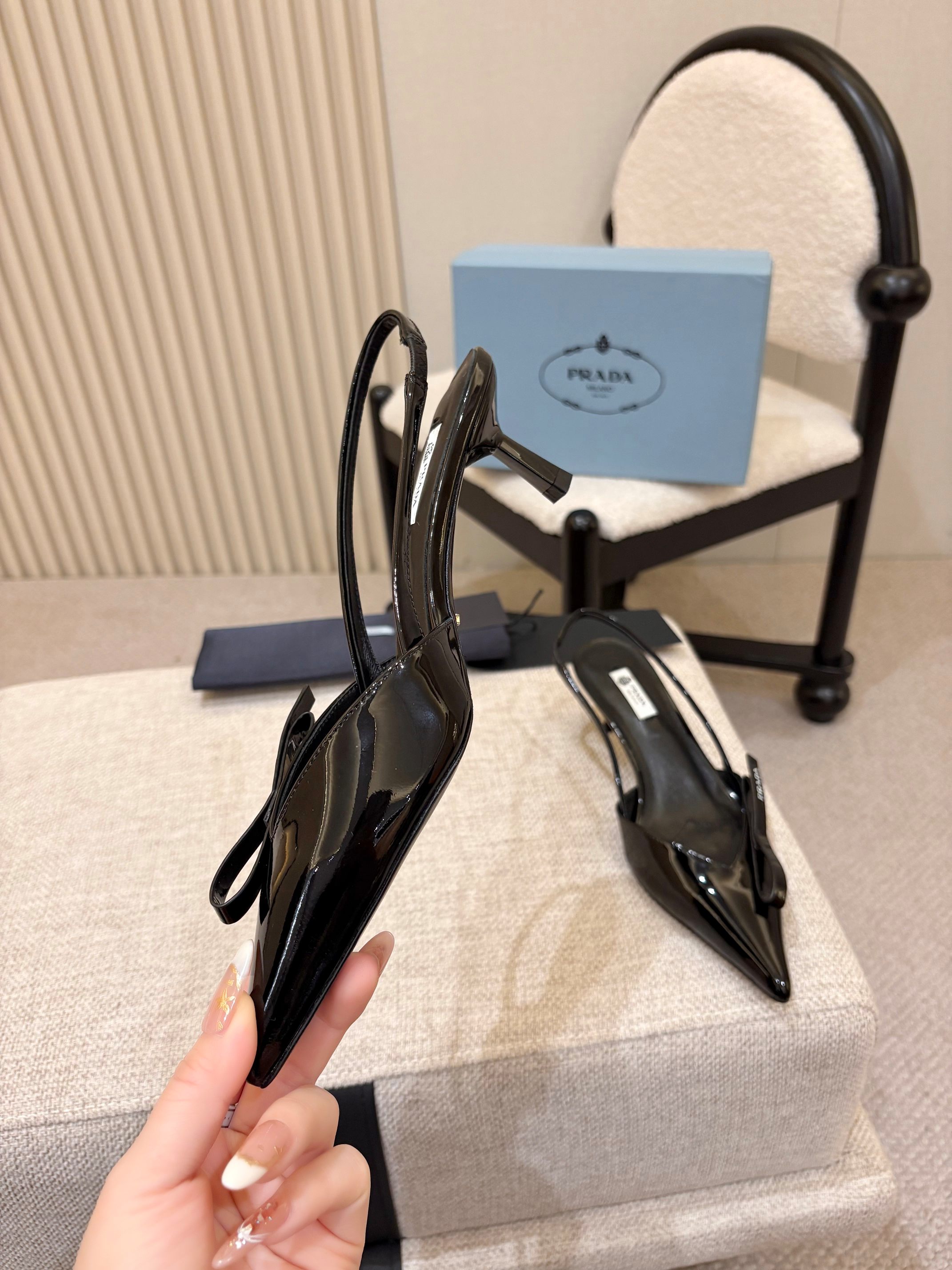 NO:790043,Prada 5.5cm mid-heeled shoes | Early spring dream series debuts. This pair is so beautiful that words are lost. The high-heeled back design is a perfect replica of the T stage. It has a high-end feel. The imported open-edge beaded cowhide fabric is delicate and shiny. The Italian genuine leather sole. The 5.5cm heel height is just right. The top of the foot instantly stretches the leg shape and walks with a full air. Whether it is an annual party or a romantic date, this pair can make you the center of attention. It is fresh and elegant, and there is strength hidden in gentleness.  Every detail is made according to the original 1:1 originality. From the material to the label buckle, it is close to the counter. Wear it and you will be a Prada girl with a sense of luxury #pradagirl #high-end high-heeled shoes #early spring must-have 1 imported open-edge beaded cowhide for the upper 2 imported mixed sheepskin for the lining 3 Italian genuine leather outsole 4 size 35-40 (34 / 41 can be customized), high-heeled sandals, prada, prada, sandals, high  heels,cowhide,sheepskin,Leather soles19860909Prada 5.5cm 中跟鞋 ｜早春造梦系列登场 这一双,真的美到词穷.高跟后空设计 妥妥的T台复刻 高级感拉满 进口开边珠牛皮面料细腻泛光 意大利真皮底 5.5cm跟高恰到好处 上脚瞬间拉伸腿型 走路带风气场全开 不管是年会盛宴还是浪漫约会 这双都能让你成为焦点 小清新中带着贵气 温柔里藏着力量 每个细节都按原版1:1匠心打造 从材质到标扣 都做到零距离贴近专柜 穿上它 你就是自带高级感的Prada女孩 #普拉达女孩 #高级感高跟鞋 #早春穿搭必备 1鞋面进口开边珠牛皮 2内里进口混种羊皮 3大底意大利真皮大底 4码数35-40（34 / 41 可订做),高跟鞋凉鞋,prada,prada,sandals,high heels,cowhide,sheepskin,Leather soles,Women's Shoes