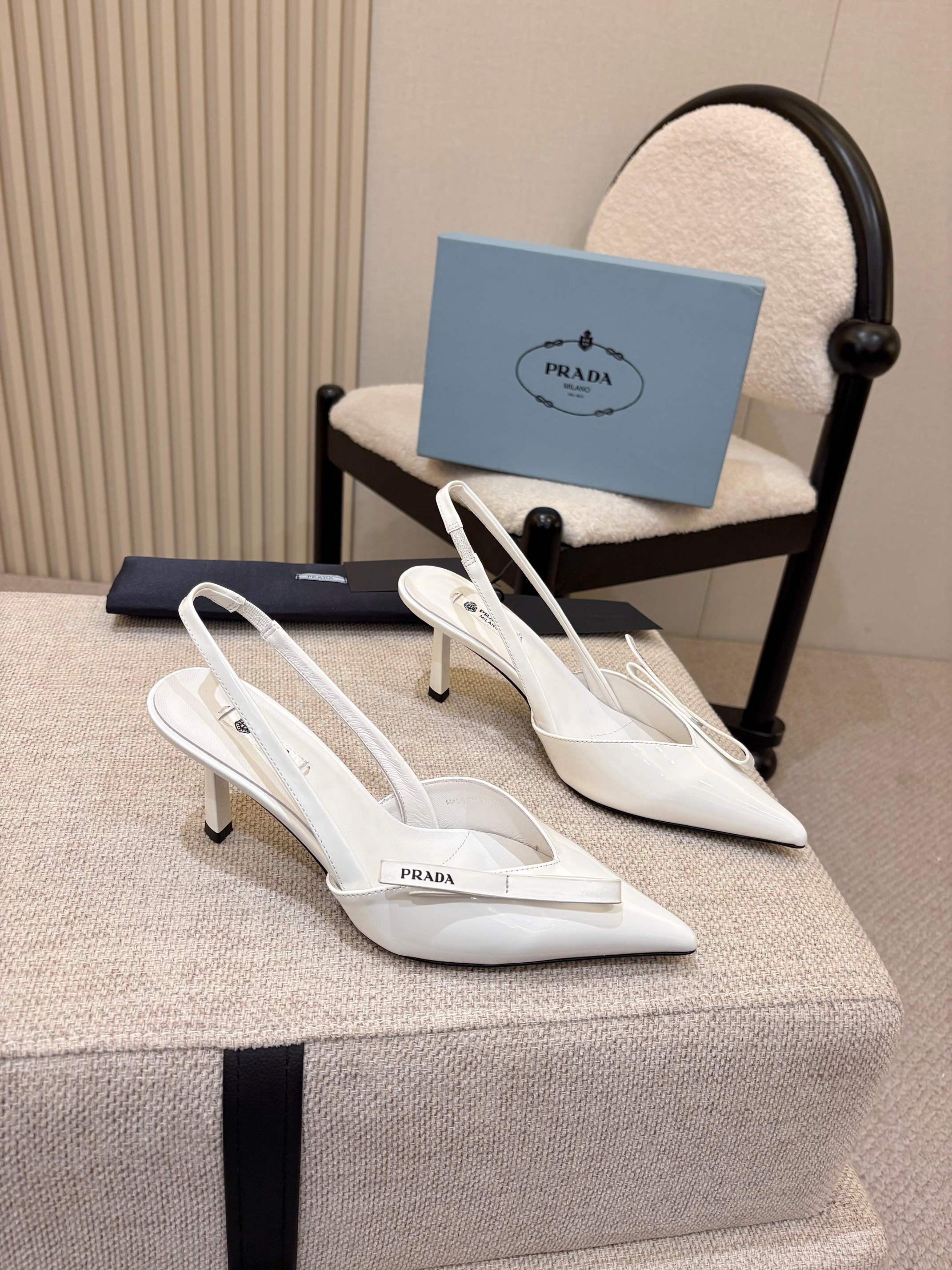 NO:790045,Prada 7.5cm high heels ｜Early Spring Dream Series debuts. This pair is so beautiful that words can’t describe it. The high-heeled back design is a perfect replica of the T stage. It has a high-end feel. The imported open-edge beaded cowhide fabric is delicate and shiny. The Italian genuine leather sole. The 7.5cm heel height is just right. It instantly stretches the leg shape and walks with wind and full aura. Whether it is an annual party or a romantic date, this pair can make you the center of attention. It is fresh and elegant, and there is strength hidden in its gentleness.  Every detail is made according to the original 1:1 originality. From the material to the label buckle, it is close to the counter. Wear it and you will be a Prada girl with a sense of luxury #pradagirl #high-end high-heeled shoes #early spring must-have 1 imported open-edge beaded cowhide for the upper 2 imported mixed sheepskin for the lining 3 Italian genuine leather outsole 4 size 35-40 (34 / 41 can be customized), high-heeled sandals, prada, prada, sandals, high  heels,cowhide,sheepskin,Leather soles19860909Prada 7.5cm 高跟鞋 ｜早春造梦系列登场 这一双,真的美到词穷.高跟后空设计 妥妥的T台复刻 高级感拉满 进口开边珠牛皮面料细腻泛光 意大利真皮底 7.5cm跟高恰到好处 上脚瞬间拉伸腿型 走路带风气场全开 不管是年会盛宴还是浪漫约会 这双都能让你成为焦点 小清新中带着贵气 温柔里藏着力量 每个细节都按原版1:1匠心打造 从材质到标扣 都做到零距离贴近专柜 穿上它 你就是自带高级感的Prada女孩 #普拉达女孩 #高级感高跟鞋 #早春穿搭必备 1鞋面进口开边珠牛皮 2内里进口混种羊皮 3大底意大利真皮大底 4码数35-40（34 / 41 可订做),高跟鞋凉鞋,prada,prada,sandals,high heels,cowhide,sheepskin,Leather soles,Women's Shoes