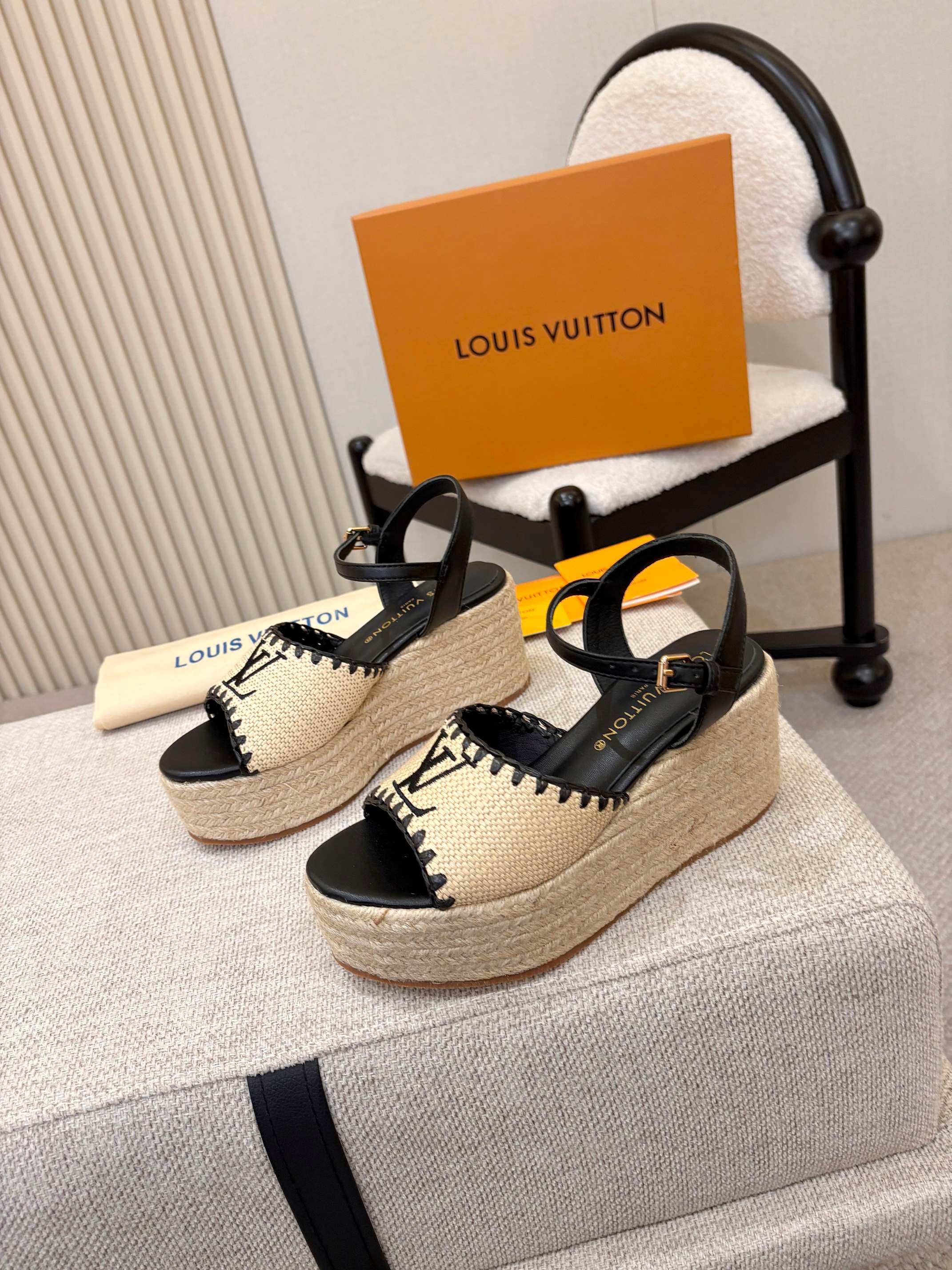 NO:790041,Straw wedge sandals｜7.5cm gently increase height, full of summer atmosphere. Who knows!  This pair really combines the French style of laziness and practicality. The LV logo is embroidered on the straw upper, and the details are full of details. It looks noble at first glance. The 7.5cm heel + 4.5cm forefoot platform, gold wedge design, invisible increase without any cost. Hemp rope wrapped platform + brand rubber non-slip sole, soft and stable, no foot wear when walking around.  Nude/caramel/white/black full-color coverage, size 35-41 (40/41 can be customized). Pair it with a long holiday skirt for a relaxed look, or pair it with denim shorts for a casual and fashionable look. Suitable for daily commuting and travel photography, and your feet will become slender and long legs in seconds. LV’s top quality is revealed in every part. It is a must-have item for the summer shoe cabinet. You can get it if you close your eyes #LV sandals #straw wedges #summer heightening artifact  #frenchsandals #luxury women's shoes #, high heels sandals, louis vuitton, sandals, high heels, espadrilles, skirts, shorts, gold19860909草编坡跟凉鞋｜7.5cm温柔增高,夏日氛围感拉满  谁懂啊！这双真的把法式慵懒和实穿性焊死了  草编鞋面刺绣LV标识,细节拉满,一眼显贵 7.5cm后跟+4.5cm前掌水台,黄金坡跟设计,隐形增高不费脚 麻绳包裹水台+品牌橡胶防滑底,软弹稳当,暴走逛街零磨脚  裸色/焦糖/白色/黑色全色系覆盖,码数35-41（40/41可定做） 搭度假长裙是松弛感大小姐,配牛仔短裤是随性时髦精 日常通勤、出游拍照全场景适配,上脚秒变纤细大长腿 每一处都透着LV的顶级质感,夏日鞋柜的刚需款,闭眼入不亏  #LV凉鞋 #草编坡跟鞋 #夏日增高神器 #法式凉鞋 #奢侈品女鞋 #,高跟鞋凉鞋,louis vuitton,sandals,high heels,espadrilles,skirts,shorts,gold,Women's Shoes