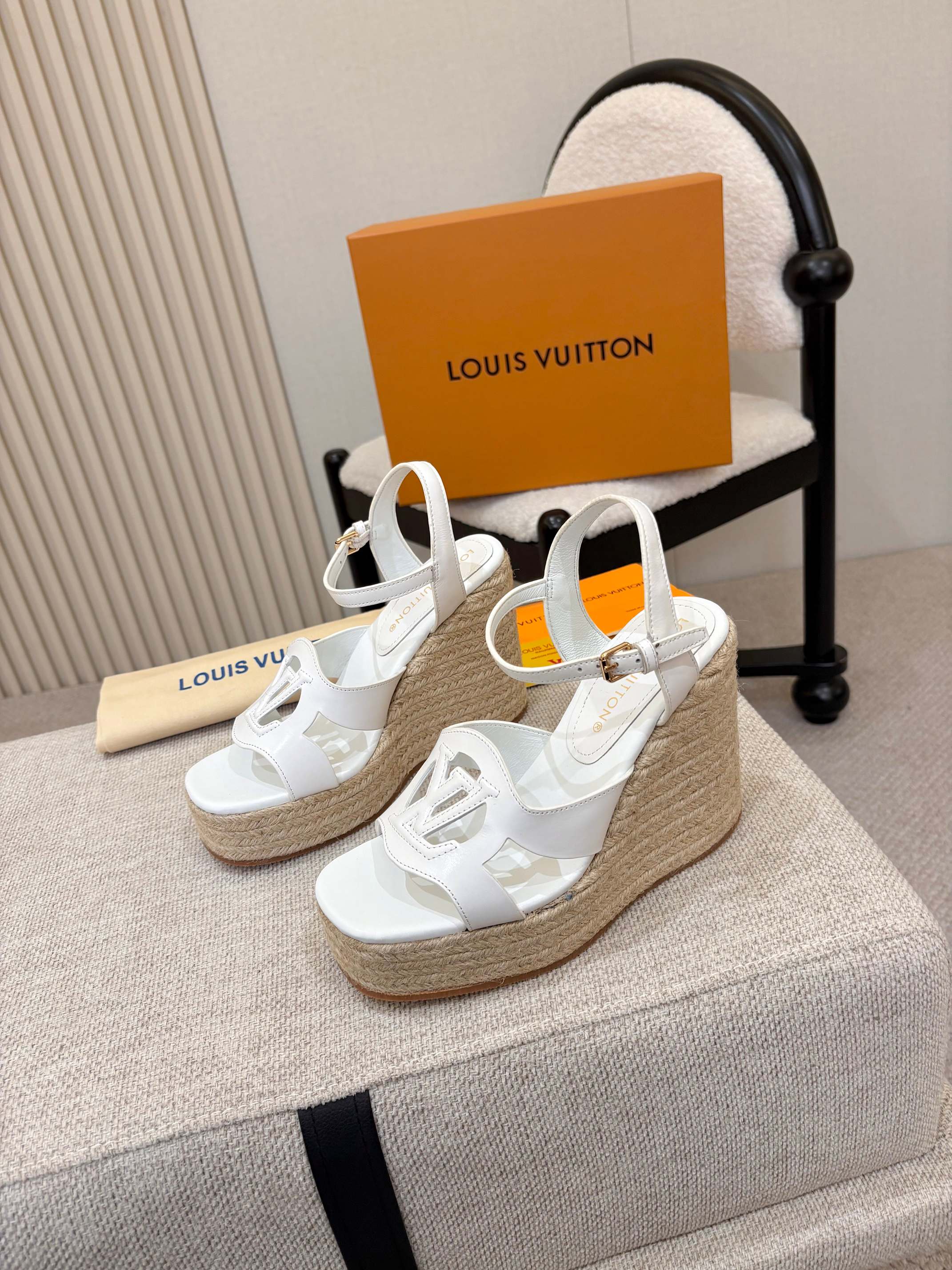 NO:790037,Louis Vuitton Hollow Wedge Sandals | 11cm long legs with full buff. Who can resist a pair of sandals that combine high-end and comfort?   Iconic LV hollowed out large logo, instantly distinguished and instantly recognizable. 11cm high heels + 4cm forefoot platform, gold wedge design, invisible heightening without any hassle. Hemp rope wrapped platform + branded rubber non-slip sole, stable and soft, no foot wear when going shopping. Available in white/brown/black three colors, code number 35-41 (40/41 can be customized)  Pairing with a dress is a French lazy lady, and with jeans is a casual fashion. It is suitable for daily commuting, vacations, and dating photos. Every detail reveals the top quality of LV. It must be the C position of the summer shoe cabinet.  heels,skirts,jeans,gold19860909路易威登 镂空坡跟凉鞋｜11cm长腿buff直接拉满  谁能拒绝一双把高级感和舒适度焊死的凉鞋啊！  标志性LV镂空大logo,一眼显贵,辨识度直接拉满 11cm高跟+4cm前掌水台,黄金坡跟设计,隐形增高不费脚 麻绳包裹水台+品牌橡胶防滑底,稳当又软弹,暴走逛街零磨脚  白/棕/黑三色全齐,码数35-41（40/41可定做） 搭连衣裙是法式慵懒大小姐,配牛仔裤是随性时髦精 日常通勤、度假出游、约会拍照全场景适配 每一处细节都透着LV的顶级质感,夏日鞋柜C位非它莫属  #LV凉鞋 #坡跟凉鞋 #增高神器 #法式穿搭 #奢侈品女鞋 #夏日凉鞋 #,高跟鞋凉鞋,louis vuitton,louis vuitton,sandals,high heels,skirts,jeans,gold,Women's Shoes