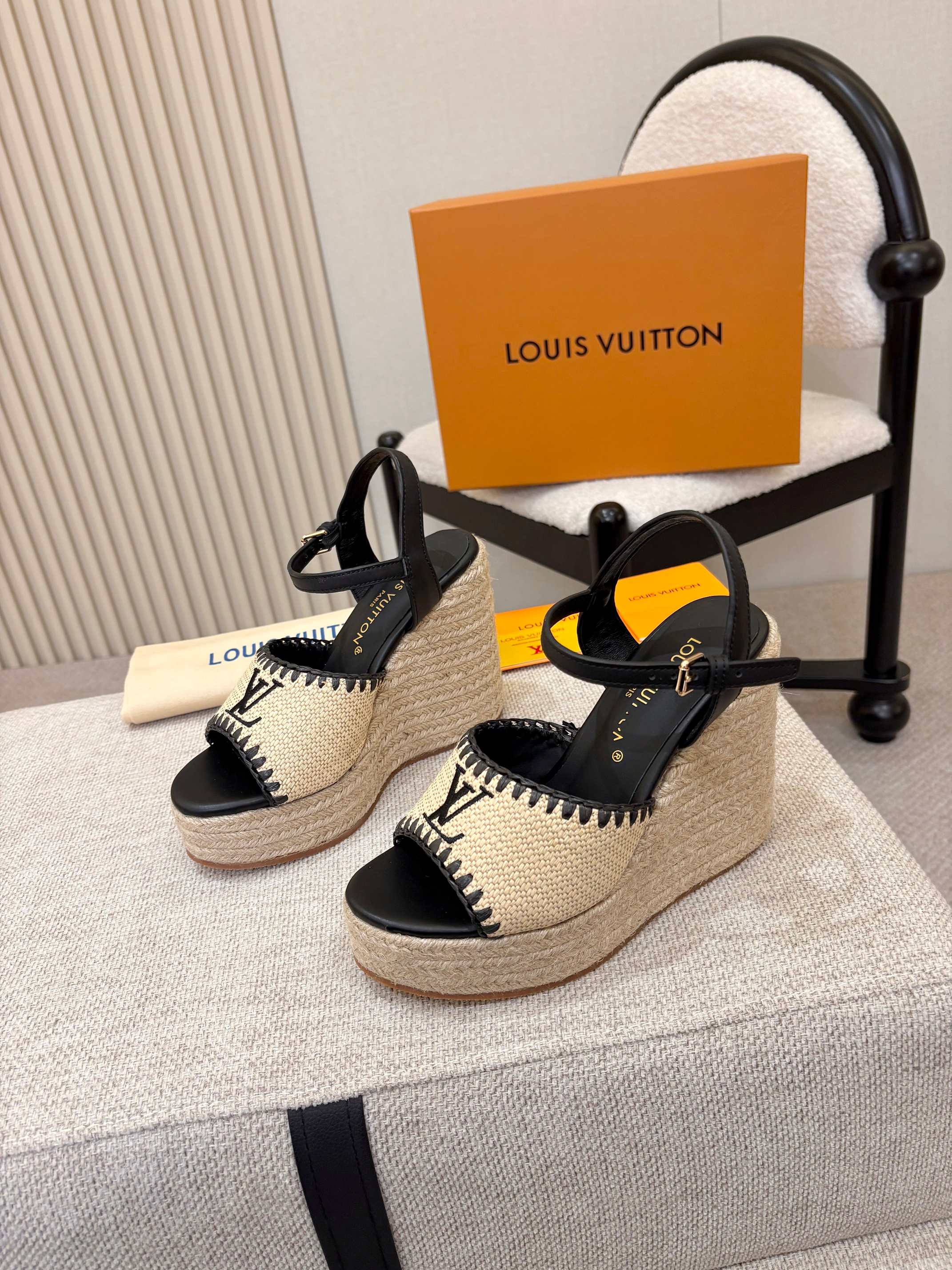 NO:790039,Louis Vuitton Straw Wedge Sandals｜Secrets to 11cm Golden Ratio Long Legs Help!  This pair from LV is the real summer walking height increaser. Classic straw splicing upper, embroidered LV logo is exquisite and noble. 11cm high heels + 4cm forefoot platform, golden drop to perfectly modify the leg shape. Hemp rope wrapped platform + rubber non-slip bottom, stable and soft, no burden for walking and shopping. Nude, caramel, white, black full color coverage, gentle and elegant when paired with skirts, cool and neat when paired with trousers.  It has a sense of French vacation relaxation, which can hold the audience for daily commuting or travel photography. Every stitching and hardware reveals the top quality of LV. It must be the C position in the summer shoe cabinet.  heels,espadrilles,skirts,gold19860909路易威登 草编坡跟凉鞋｜11cm黄金比例长腿秘籍  救命！LV这双才是夏日真·行走增高器  经典草编拼接鞋面,刺绣LV标识精致显贵 11cm高跟+4cm前掌水台,黄金落差完美修饰腿型 麻绳包裹水台+橡胶防滑底,稳当又软弹,暴走逛街零负担  裸色、焦糖、白色、黑色全色系覆盖,搭裙装温柔显气质,配裤装飒爽又利落 自带法式度假松弛感,日常通勤或出游拍照都能hold住全场 每一处缝线和五金都透着LV顶级质感,夏日鞋柜里的C位非它莫属  #LV凉鞋 #草编坡跟鞋 #夏日增高神器 #法式凉鞋 #奢侈品女鞋 # 码数35-41（40/41定做）,高跟鞋凉鞋,louis vuitton,louis vuitton,sandals,high heels,espadrilles,skirts,gold,Women's Shoes