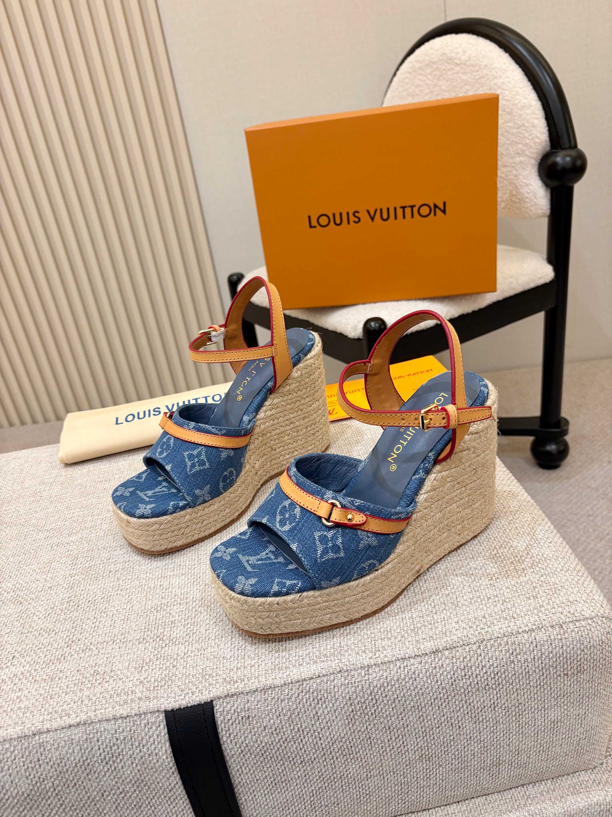 NO:781887,Louis Vuitton vintage hemp rope wedge sandals, who knows!  LV's pair really welds the French style to the feet. The classic presbyopia + retro hemp rope soles make the brand more recognizable. The 11cm heel + 4cm forefoot water platform, invisible height increase and super friendly. The upper toes can be transformed into a 30-70 ratio in seconds, and a small person can become taller in seconds!   The strap design is super slim, and the straw sole has a holiday atmosphere. It can be worn for daily commuting and dating. It is soft and elastic when stepping on it, and there is no pressure when walking. Each pair is a work of art full of details, balancing the sense of luxury and practicality to the extreme. The atmosphere artifact in the spring and summer shoe cabinet, you can buy it with your eyes closed #Louis Vuitton #LV sandals #wedge sandals #french wear #increased sandals #luxury women's shoes #summer sandals #straw shoes #OOTD #  Size 35-41 (customized 40/41), high heels sandals, louis vuitton, louis vuitton, sandals, high heels, espadrilles19860909路易威登 复古麻绳坡跟凉鞋  谁懂啊！LV这双真的把法式慵懒焊在脚上了  经典老花+复古麻绳包底,把品牌辨识度拉满 11cm后跟+4cm前掌水台,隐形增高超友好 上脚秒变三七分比例,小个子直接秒变大长腿！  绑带设计超显脚细,草编底自带度假氛围感 日常通勤、约会出游都能搭 踩上去软弹不磨脚,暴走无压力  每一双都是细节感拉满的艺术品 把高级感和实穿性平衡到极致 春夏鞋柜里的氛围感神器,闭眼入不亏  #路易威登 #LV凉鞋 #坡跟凉鞋 #法式穿搭 #增高凉鞋 #奢侈品女鞋 #夏日凉鞋 #草编鞋 #OOTD # 码数35-41（40/41定做）,高跟鞋凉鞋,louis vuitton,louis vuitton,sandals,high heels,espadrilles,Women's Shoes