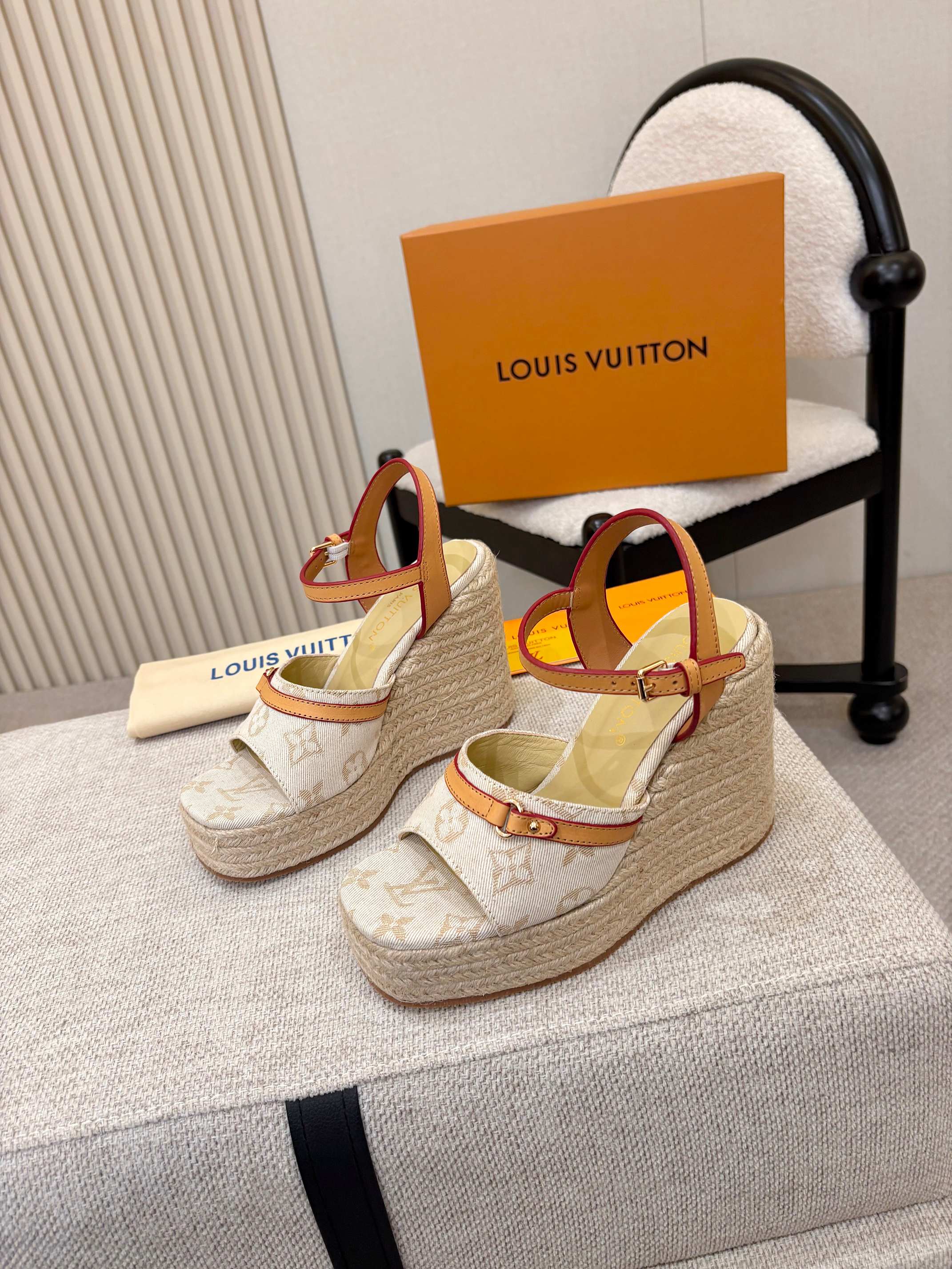NO:790035,Louis Vuitton vintage hemp rope wedge sandals, who knows!  LV's pair really welds the French style to the feet. The classic presbyopia + retro hemp rope soles make the brand more recognizable. The 11cm heel + 4cm forefoot water platform, invisible height increase and super friendly. The upper toes can be transformed into a 30-70 ratio in seconds, and a small person can become taller in seconds!   The strap design is super slim, and the straw sole has a holiday atmosphere. It can be worn for daily commuting and dating. It is soft and elastic when stepping on it, and there is no pressure when walking. Each pair is a work of art full of details, balancing the sense of luxury and practicality to the extreme. The atmosphere artifact in the spring and summer shoe cabinet, you can buy it with your eyes closed #Louis Vuitton #LV sandals #wedge sandals #french wear #increased sandals #luxury women's shoes #summer sandals #straw shoes #OOTD #  Size 35-41 (customized 40/41), high heels sandals, louis vuitton, louis vuitton, sandals, high heels, espadrilles19860909路易威登 复古麻绳坡跟凉鞋  谁懂啊！LV这双真的把法式慵懒焊在脚上了  经典老花+复古麻绳包底,把品牌辨识度拉满 11cm后跟+4cm前掌水台,隐形增高超友好 上脚秒变三七分比例,小个子直接秒变大长腿！  绑带设计超显脚细,草编底自带度假氛围感 日常通勤、约会出游都能搭 踩上去软弹不磨脚,暴走无压力  每一双都是细节感拉满的艺术品 把高级感和实穿性平衡到极致 春夏鞋柜里的氛围感神器,闭眼入不亏  #路易威登 #LV凉鞋 #坡跟凉鞋 #法式穿搭 #增高凉鞋 #奢侈品女鞋 #夏日凉鞋 #草编鞋 #OOTD # 码数35-41（40/41定做）,高跟鞋凉鞋,louis vuitton,louis vuitton,sandals,high heels,espadrilles,Women's Shoes