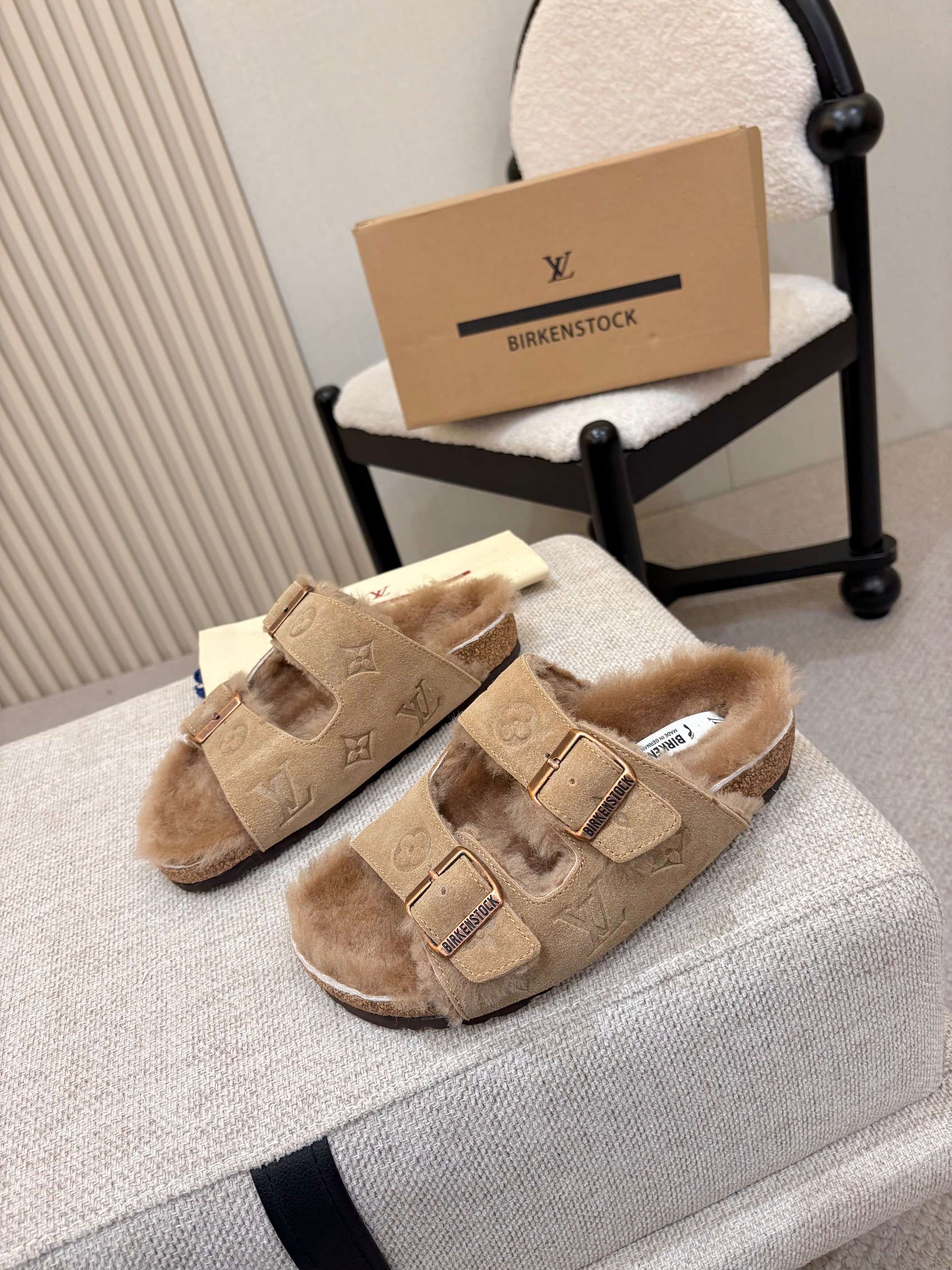 NO:925171,Couple's LV×Birkenstock co-branded plush Birkenstock｜A perfect choice for lazy people in autumn and winter. Who hasn't bought this pair of crossover fairy slippers yet?  The Arizona double-button classic version is available in two fabrics. The suede cowhide embossed pattern is low-key and high-end, and the old-fashioned model has a retro atmosphere. It can be matched with your eyes closed. The entire pair is covered with thick wool padding, which is soft and wraps your feet when you step in. It will not freeze your feet when worn alone in late autumn and early winter. It is warm at home and out. The original replica rubber wave outsole is non-slip and wear-resistant, and comes with cork arch support, so your feet will not be tired after walking for a long time, and even sisters with flat feet can rest assured.  The rose gold adjustment buckle can be freely relaxed and tightened, and it is suitable for wide and thin feet without squeezing the flesh. Milk tea/black/brown/olive green multi-color, it can be worn with coats, jeans, and sweatpants to make the bag feel fuller. It is easy to handle the lazy old money style. It comes with a co-branded gift box to double the texture!  Fabric: Classic presbyopic/cowhide embossed suede Lining: Imported wool lining Sole: Original rubber sole Size: Female 35-41 Male 38-46, sandals, birkenstock, louis vuitton, sandals, slippers, cowhide19860909情侣款LV×Birkenstock联名加毛勃肯｜秋冬懒人天菜  谁还没入这双跨界神仙拖鞋！Arizona双扣经典版型,两种面料可选,绒面牛皮压暗纹低调高级,老花款复古氛围感拉满,闭眼搭配不出错. 整双内里铺满厚实羊毛垫脚,踩进去软乎乎包裹双脚,深秋初冬单穿完全不冻脚,居家外出都暖和. 原版复刻橡胶波浪大底,纹路防滑耐磨,自带软木足弓支撑,久逛不累脚,扁平足姐妹也能放心冲. 玫瑰金调节扣可自由放宽收紧,宽脚瘦脚都适配不挤肉.奶茶/黑/棕/橄榄绿多色系,搭大衣、牛仔、卫裤松弛感直接拉满,慵懒老钱风轻松拿捏,送礼配套联名礼盒,质感直接翻倍！ 面料:经典老花/牛皮压花绒面 内里:进口羊毛里 鞋底:原版橡胶鞋底 码数: 女35－41 男38－46,凉鞋,birkenstock,louis vuitton,sandals,slippers,cowhide,Women's Shoes