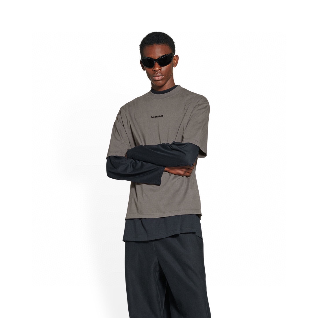 P79💰
细节图【顶级版本280.官网品质】BALENCI*GA/巴黎#经典款. 前后片经典字母刺绣.成衣喷马骝炒盐洗水做旧磨烂短袖T恤#2023春夏季砖柜同步。
面料采用巴黎ZP定织定染全棉双纱、克重260克,布面干净.布纹清晰,柔软舒适。螺纹釆用定染无色差。经典字母采用进口绣花机刺绣,字母清晰,效果立体。成衣喷马骝水洗做旧,手工磨烂。还原砖柜, 版型釆用OS宽松落肩版型.男女同款
编码:BL2415
颜色:雾灰兰
尺码:XS一L