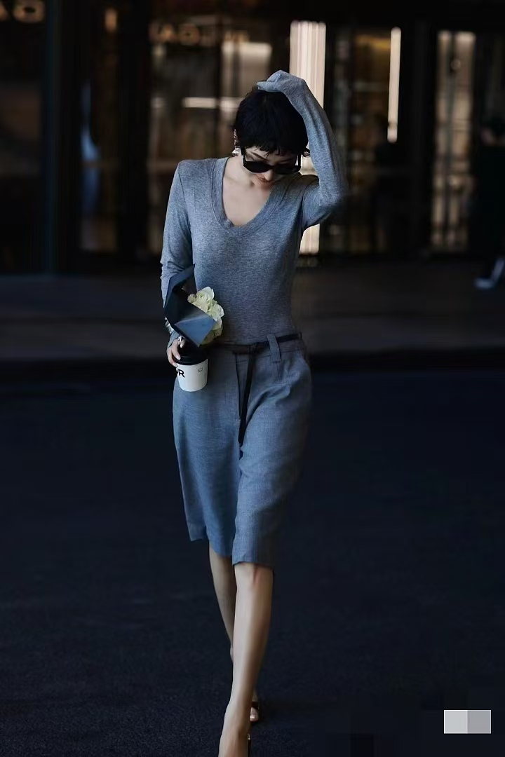 High Quality Women’s Clothes with YSL Grapes: Four-Color Options in Sizes S, M, L, XL - 图片 3