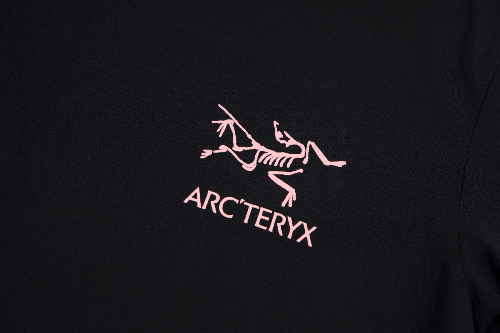 ARC'TERYX 始祖鸟 24ss短袖T恤 标志性小鸟LOGO 印花黑玫红