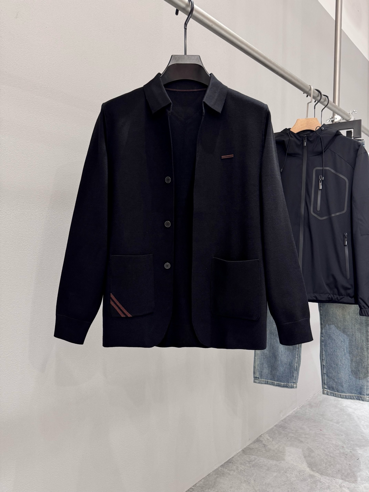 NO:520863,Brand Janiya Price Color Black Size M-3XL Introduction to the new men's casual knitted cardigan jacket for autumn and winter 2025. The counter is selling hot items, and all the versatile items that all major fashion buyers and celebrities use. Simple and fashionable, very beautiful, with a gentlemanly look on the upper body. The whole sweater is not only exquisite in texture, but also fine and fine work evenly and neatly. The overall beauty and generous ensure that the silhouette of the clothes is not easy to deform. Customized wool fabrics are neither loose nor tight, and have a very good restoration. A fashion item that combines cold resistance and fashion in autumn and winter.,,,jackets & coats,sweaters,alexander wang19860909品牌杰*尼亚 价格 颜色黑色 尺码M-3XL 介绍2025秋冬新款男士休闲针织开衫外套.专柜在售爆款单品,各大时尚买手明星人手一件的百搭单品.简单时尚甚是好看,上身绅士范十足.整件毛衣不单纹理工艺精美,走线更是精工细作均匀整齐.整体美观大方保证了衣服的廓形不易变形.定制羊毛面料,既不会很宽松也不会很紧绷,恢复性非常好.秋冬御寒与时尚兼备的一款时装单品.,,jackets & coats,sweaters,alexander wang,Men's clothing