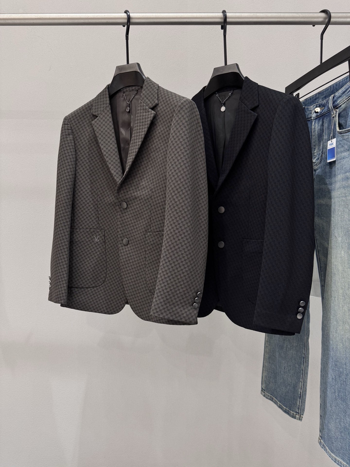 NO:520846,Brand LOUIS VUITT*ON Louis Vuitton Price Color Black Coffee Size M-3XL Introduction to the new men's wool suit jacket for autumn and winter 2025. The latest cabinet is the exclusive first in the country. It uses wool fabric, with delicate texture and texture. The whole dress is uniquely designed with unique style. The style and tailoring are quite stylish. It uses the brand's consistent exquisite and elegant temperament to reproduce the contemporary men's clothing design. The most unique thing is the simple and atmospheric style design, with super visual effect, strong style, exquisite details and materials everywhere. The window recommendation gives men the most exquisite dress, high-end temperament and elegant, and must-have for handsome men.,,louis vuitton,louis vuitton,jackets & coats,business suit,alexander wang19860909品牌LOUIS VUITT*ON路易*威登 价格 颜色黑色 咖啡色  尺码M-3XL 介绍2025秋冬新款男士羊毛西装外套.最新柜上新品,全国独家首发,采用羊毛面料,手感细腻有质感,整件衣服独特设计别具一格,版型与剪裁都相当有型,沿用品牌一贯的精致优雅气质,重现当代意味的男装设计成型.最别致的在于简约大气风格设计,视觉效果超强,风格性极强,细节物料处处精美,橱窗推荐,给予男人最精致打扮,高格调气质优雅,型男必入.,,louis vuitton,louis vuitton,jackets & coats,business suit,alexander wang,Men's clothing