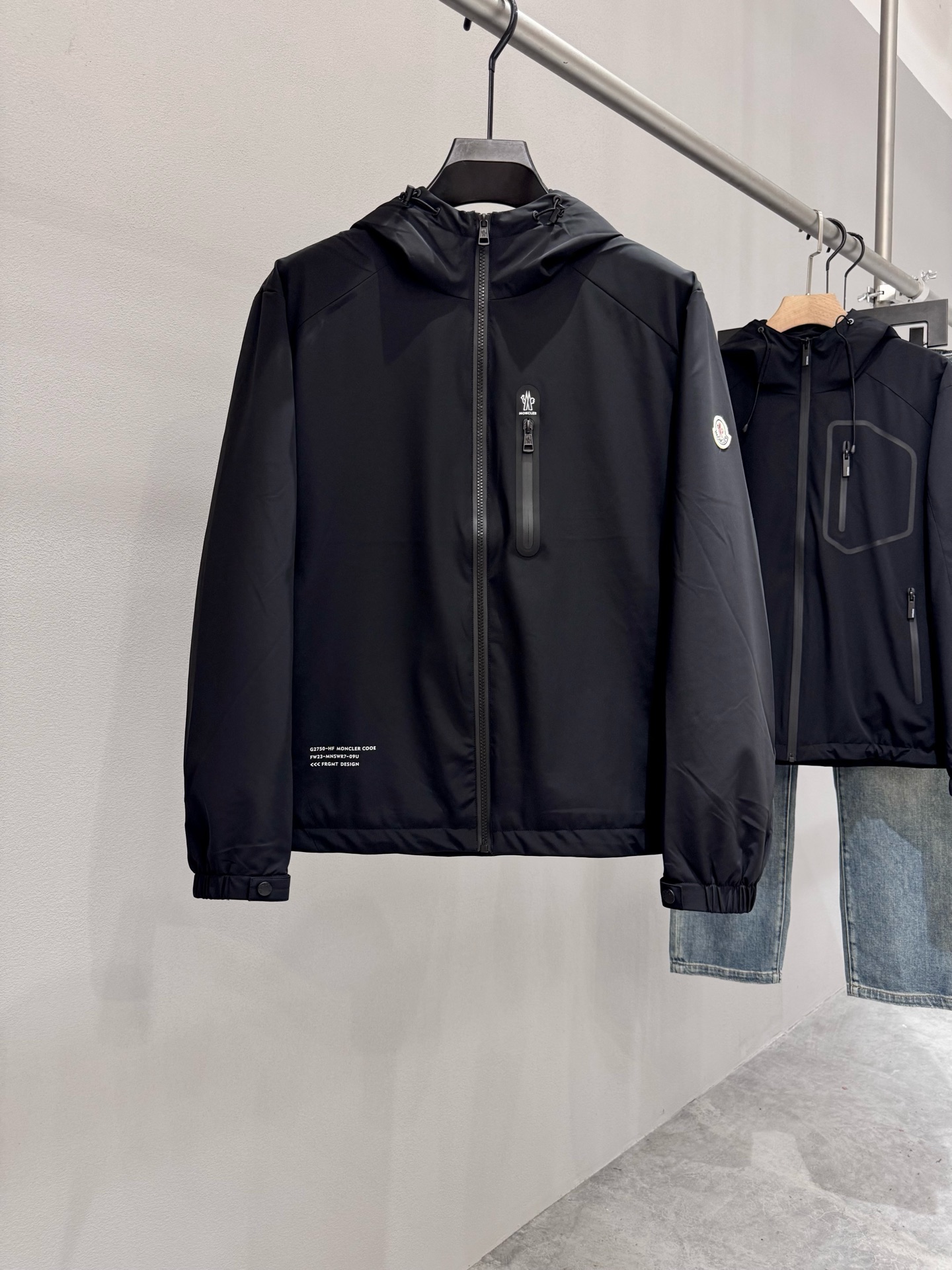 NO:520869,Brand MONC*ER hooded * Price Color Black Size M-3XL Introduction to the new men's casual hooded jacket jacket in autumn and winter 2025. Thin cotton is added to the inside. The counter is selling hot items, and all the fashion buyers and celebrities are all versatile. The simple and fashionable look is very beautiful, with a gentleman look on the upper body. The wiring is fine and fine, uniform and neat. The overall beauty and generous ensure that the silhouette of the clothes is not easy to deform. It is neither loose nor tight, and has a very good recovery. A fashion item that combines cold resistance and fashion in autumn and winter.,, jackets & coats, jackets & coats, hats, alexander wang19860909品牌MONC*ER蒙*口 价格 颜色黑色  尺码M-3XL 介绍2025秋冬新款男士休闲连帽夹克外套.内里加薄棉.专柜在售爆款单品,各大时尚买手明星人手一件的百搭单品.简单时尚甚是好看,上身绅士范十足.走线更是精工细作均匀整齐.整体美观大方保证了衣服的廓形不易变形.既不会很宽松也不会很紧绷,恢复性非常好.秋冬御寒与时尚兼备的一款时装单品.,,jackets & coats,jackets & coats,hats,alexander wang,Men's clothing