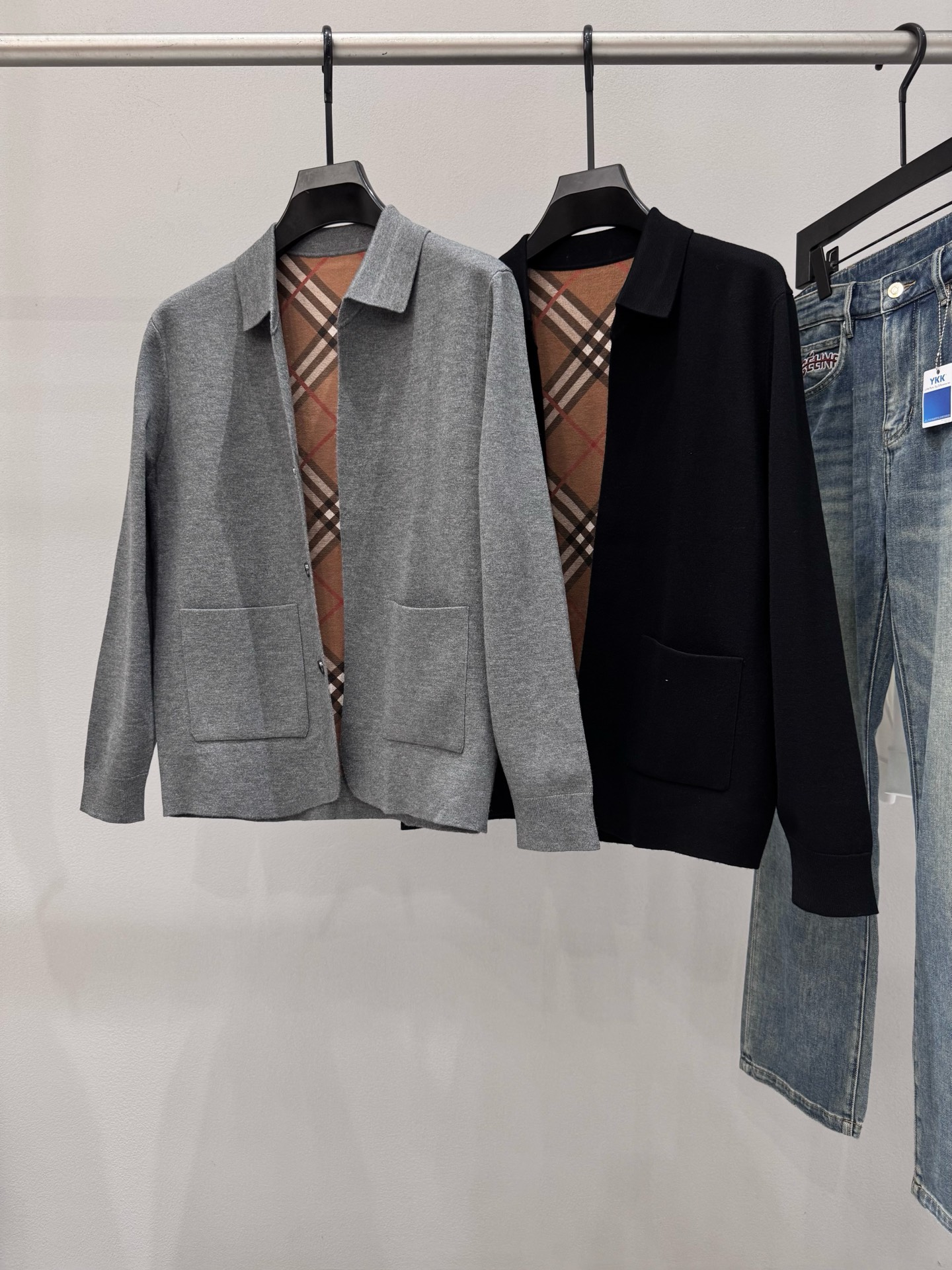 NO:520866,Brand BURB*RRY BB*RRY Price Color Black Gray Size M-3XL Introduction to the new men's casual knitted cardigan jacket for autumn and winter. The counter is selling hot items, and all the versatile items that all major fashion buyers and celebrities use. Simple and fashionable, very beautiful, with a gentlemanly look on the upper body. The whole sweater is not only exquisite in texture, but also fine and fine work evenly and neat. The overall beauty and generous ensure that the silhouette of the clothes is not easy to deform. Customized wool fabrics are neither loose nor tight, and have a very good restoration. A fashion item that combines cold resistance and fashion in autumn and winter.,,burberry,burberry,jackets & coats,sweaters,alexander wang19860909品牌BURB*RRY巴宝*莉 价格 颜色黑色 灰色 尺码M-3XL 介绍2025秋冬新款男士休闲针织开衫外套.专柜在售爆款单品,各大时尚买手明星人手一件的百搭单品.简单时尚甚是好看,上身绅士范十足.整件毛衣不单纹理工艺精美,走线更是精工细作均匀整齐.整体美观大方保证了衣服的廓形不易变形.定制羊毛面料,既不会很宽松也不会很紧绷,恢复性非常好.秋冬御寒与时尚兼备的一款时装单品.,,burberry,burberry,jackets & coats,sweaters,alexander wang,Men's clothing