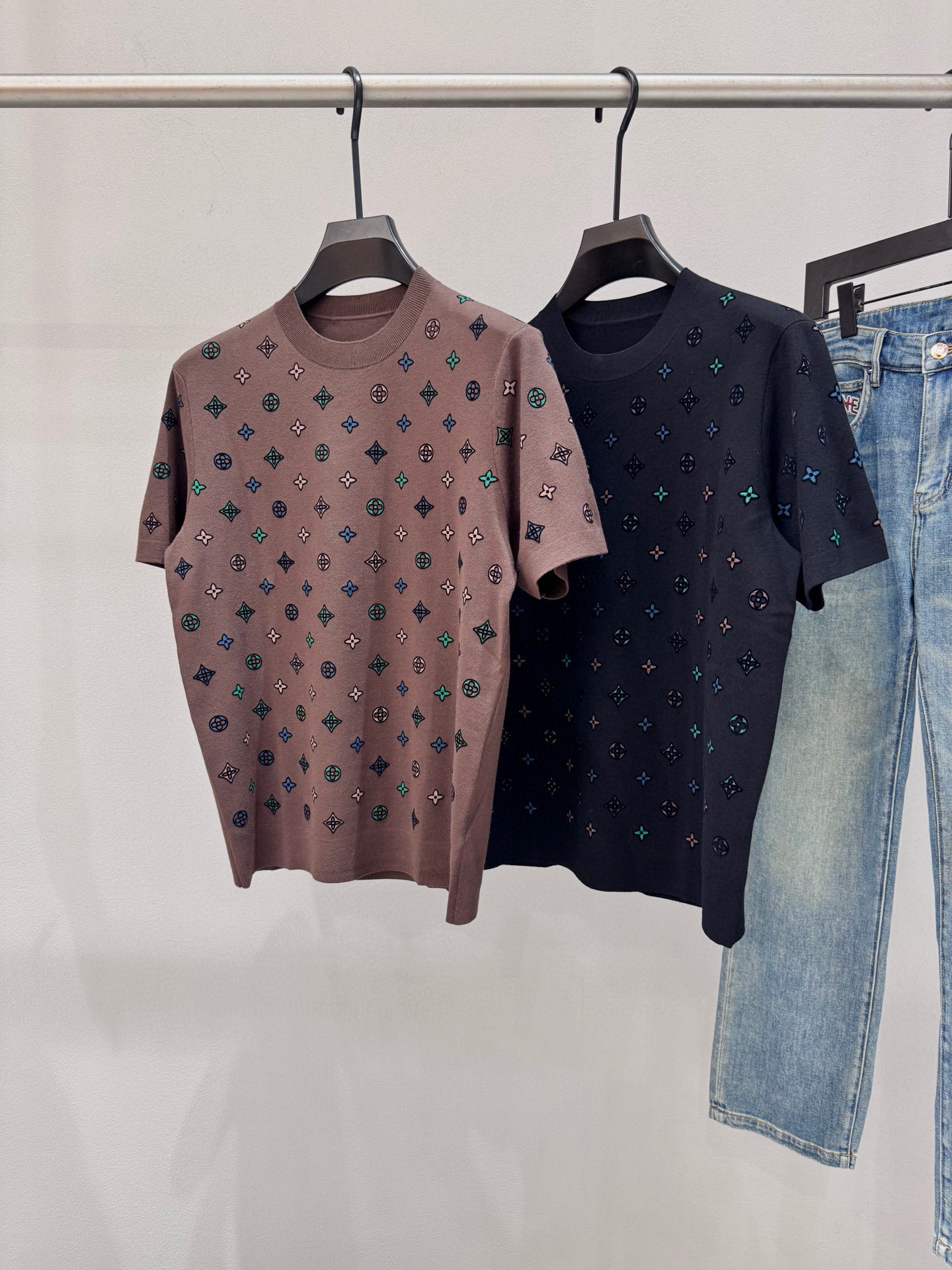 NO:523089,Brand LOUIS VUITT*N Louis*Den Price Color Black Coffee Size M-3XL Introduction to the new men's knitted short-sleeved 2025 autumn and winter style. Heavyweight stunning items, imported knitted fabrics from foreign merchants, efficient breathability and hygroscopic comfort is better than any cotton product, with excellent drape and gloss brings a strong texture, giving fashion exquisite and elegant design concept, a must-have item for urn quality and fabric control, giving men the most exquisite dress.,,louis vuitton,louis vuitton,T-shirt,alexander wang19860909品牌LOUIS VUITT*N路易*登 价格 颜色黑色 咖啡色 尺码M-3XL 介绍2025秋冬新款男士针织短袖.重磅级尤物单品,外商客供进口针织面料,高效透气性与吸湿性舒适性胜于任何棉品,垂感极佳,光泽度带来强烈的质感,赋予了时装精致和优雅的设计理念,骨灰级品质和面料控的必收的一款单品,给予男人最精致打扮.,,louis vuitton,louis vuitton,T-shirt,alexander wang,Men's clothing