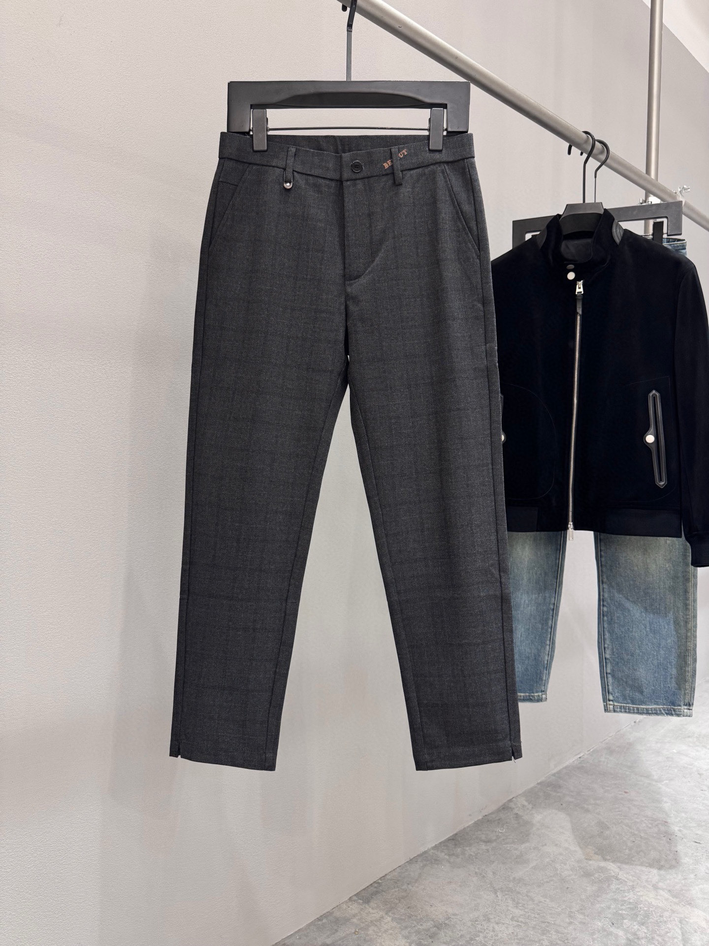 NO:541096,Brand BURBE*RY BBBE*RY Price Color Gray Size 29-36 Introduction to the new 2025 autumn and winter men's plaid business casual versatile trousers. Trading company channels are rare and it is available on the leading official website!  When you wear it, you feel like you have a unique temperament instantly. It is not just a piece of clothing, but also a symbol of fashion attitude and a pursuit of quality life!  This trouser is made of customized technology fiber blended fabrics, with clear surface texture, extremely comfortable when fitting on the skin, without any sense of restraint. It also has good breathability, and will not feel stuffy even in hot summer days, and will always keep your skin refreshed and comfortable!  The straight slim fit design has simple and smooth lines, extending from the waist to the trouser legs, giving people a neat and capable feeling!  The slim tailoring fits the body's curves just right, and it will not be too tight, but can also show the wearer's slender legs and upright posture!  ,burberry,burberry,alexander wang19860909品牌BURBE*RY巴宝*莉 价格 颜色灰色 尺码29-36 介绍2025秋冬新款男士格纹商务休闲百搭西裤.贸易公司渠道稀出,领先官网发售！穿上它仿佛瞬间就拥有了一种与众不同的气质,它不仅仅是一件衣物,更是一种时尚态度的象征,一种对品质生活的追求！ 该裤装采用客供定制科技纤维混纺面料,表面纹理清晰可见,贴肤时极其舒适,不会有丝毫的束缚感,它还具有良好的透气性,即使在炎热的夏日,穿着它也不会感到闷热,始终能让你的肌肤保持清爽自在！直筒修身版型设计,直筒的线条简洁流畅,从腰部一直延伸到裤脚,给人一种利落、干练的感觉！而修身的剪裁则恰到好处地贴合了身体的曲线,既不会过于紧绷,又能展现出穿着者修长的双腿和挺拔的身姿！,,burberry,burberry,alexander wang,Men's clothing