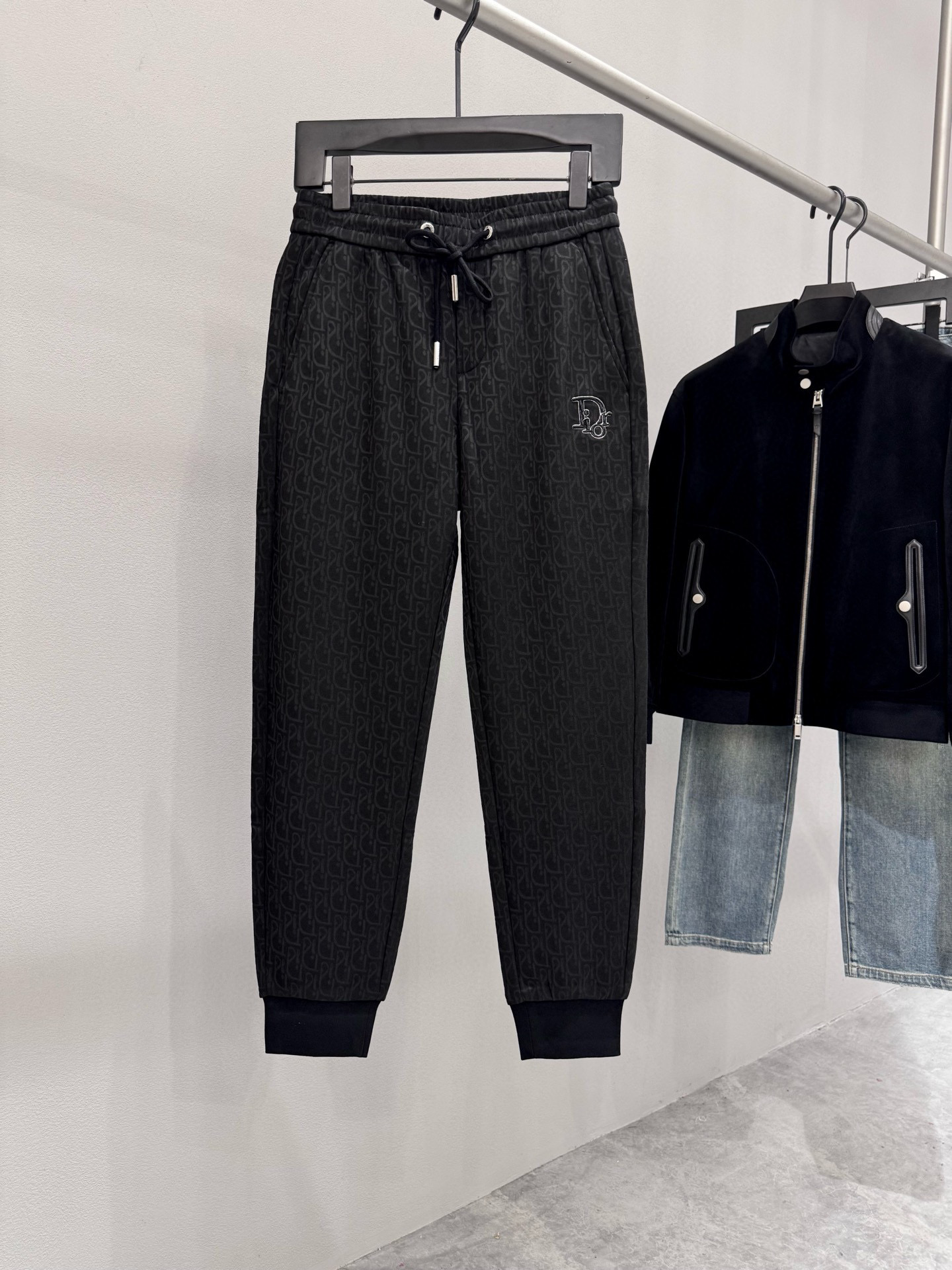 NO:541093,Brand Di*r Di*ao Price Color Black Size 29-36 Introduction to the new 2025 autumn and winter jacquard casual pants for men, front pocket and back pants bag design. The front strip brand LG jacquard design is exquisitely made, delicate texture, and details restore the original texture. The fabric is made of cotton + polyester fiber blend, taking into account the skin-friendly and breathable properties of cotton and the wear-resistant and wrinkle-resistant properties of polyester fiber. It is soft and delicate but not drape. The fabric shows a matte texture, and reveals a high-end feeling in a low-key manner. It can be matched with sweatshirts, basements, and jackets to show daily casual style.,,hoodie, sweatshirts, jackets & coats,alexander wang19860909品牌Di*r迪*奥 价格 颜色黑色 尺码29-36 介绍2025秋冬新品男士提花休闲裤 正面插兜与后裤袋设计.正条品牌LG提花设计 做工考究、纹理细腻,细节还原原版质感 面料选用棉+聚酯纤维混纺,兼顾棉质的亲肤透气性与聚酯纤维的耐磨抗皱特性,入手软糯细腻却不失垂坠感.面料表明略带哑光质感,低调中透露高级感.可以搭配卫衣 .打底.夹克,展现日常休闲风.,,hoodie,sweatshirts,jackets & coats,alexander wang,Men's clothing