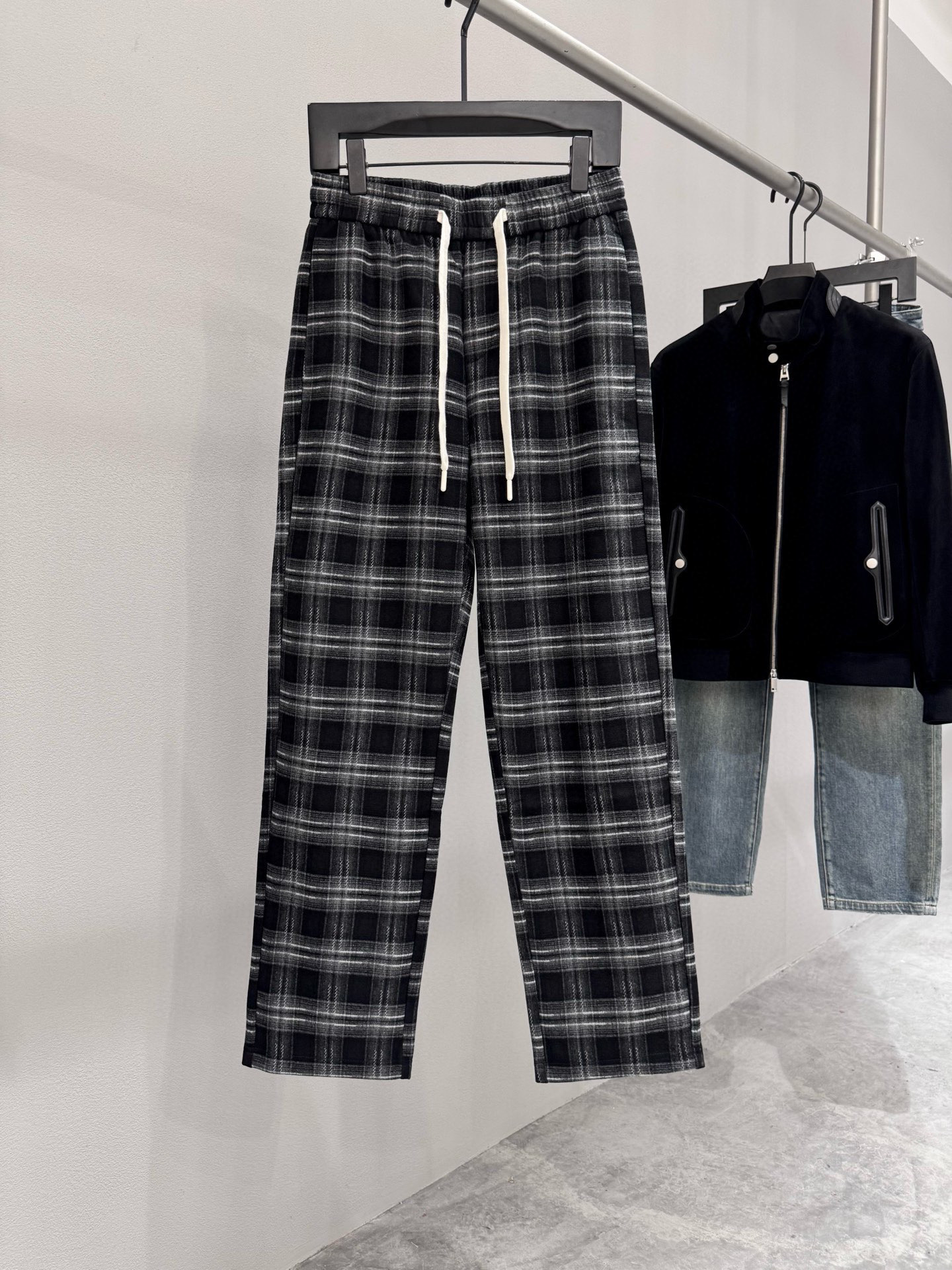 NO:541090,Brand Hua*Tiannu Price Color Black Size 29-36 Introduction to the 2025 autumn and winter new classic plaid straight casual pants, front pocket and back pants bag design. Cleverly blend outdoor elements with urban fashion. Elaborate workmanship, delicate texture, and details restore the original texture. The fabric is made of cotton + polyester fiber blend, taking into account the skin-friendly and breathable properties of cotton and the wear-resistant and wrinkle-resistant properties of polyester fiber. It is soft and delicate but not drooping. The fabric shows a matte texture, and reveals a high-end feeling in a low-key manner. It can be matched with sweatshirts, basements, and jackets to show daily casual style.,,hoodie, sweatshirts, jackets & coats,alexander wang19860909品牌华*天奴 价格 颜色黑色 尺码29-36 介绍2025秋冬新品经典格纹直筒休闲裤 正面插兜与后裤袋设计.将户外元素与都市时尚巧妙融合. 做工考究、纹理细腻,细节还原原版质感 面料选用棉+聚酯纤维混纺,兼顾棉质的亲肤透气性与聚酯纤维的耐磨抗皱特性,入手软糯细腻却不失垂坠感.面料表明略带哑光质感,低调中透露高级感.可以搭配卫衣 .打底.夹克,展现日常休闲风.,,hoodie,sweatshirts,jackets & coats,alexander wang,Men's clothing