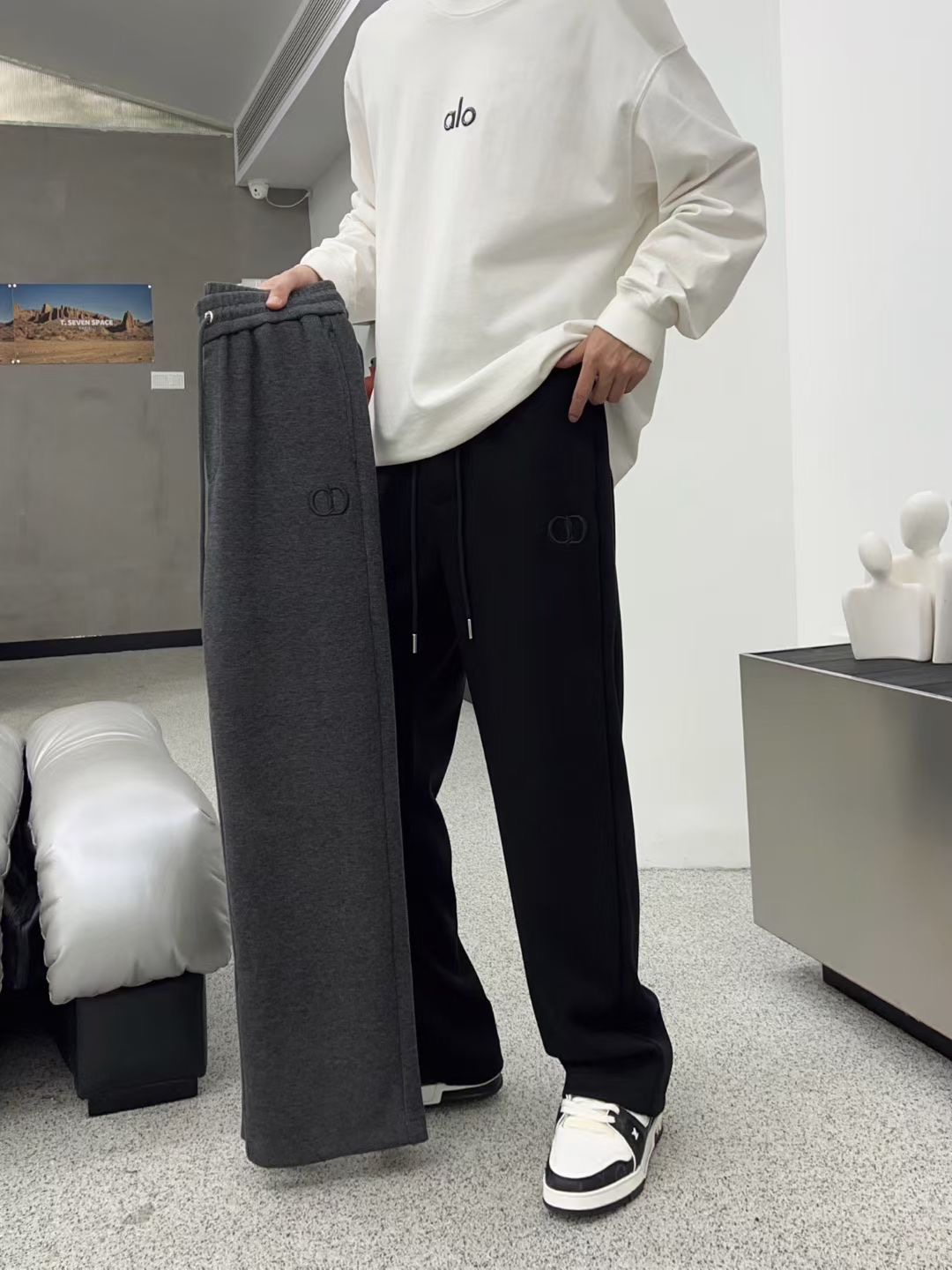 NO:547559,Brand Di*r Di*ao Price Color Black Gray Size M-3XL Introduction to the new men's casual pants in 2025 autumn and winter. Trading companies have a wide range of channels. When you wear it, you feel like you have an extraordinary temperament in an instant. It is not just a piece of clothing, but also a symbol of fashion attitude and a pursuit of quality life!  This trouser is made of customized fabrics for customer, with clear surface texture, extremely comfortable when fitting on the skin, without any sense of restraint. It also has good breathability, and even on hot summer days, it will not feel stuffy and will always keep your skin refreshed and comfortable!  The pins are fine and even, the lines are smooth and natural, and lifelike, as if swaying gently in the breeze!  The straight slim fit design has simple and smooth lines, extending from the waist to the trouser legs, giving people a neat and capable feeling!  The slim tailoring fits the body's curves just right, and it will not be too tight, but can also show the wearer's slender legs and upright posture!  ,alexander wang19860909品牌Di*r迪*奥 价格 颜色黑色 灰色 尺码M-3XL 介绍2025秋冬新款男士休闲裤 贸易公司渠道稀出,穿上它仿佛瞬间就拥有了一种与众不同的气质,它不仅仅是一件衣物,更是一种时尚态度的象征,一种对品质生活的追求！ 该裤装采用客供定制面料,表面纹理清晰可见,贴肤时极其舒适,不会有丝毫的束缚感,它还具有良好的透气性,即使在炎热的夏日,穿着它也不会感到闷热,始终能让你的肌肤保持清爽自在！针脚细密均匀,线条流畅自然,栩栩如生,仿佛在微风中轻轻摇曳！直筒修身版型设计,直筒的线条简洁流畅,从腰部一直延伸到裤脚,给人一种利落、干练的感觉！而修身的剪裁则恰到好处地贴合了身体的曲线,既不会过于紧绷,又能展现出穿着者修长的双腿和挺拔的身姿！,,alexander wang,Men's clothing