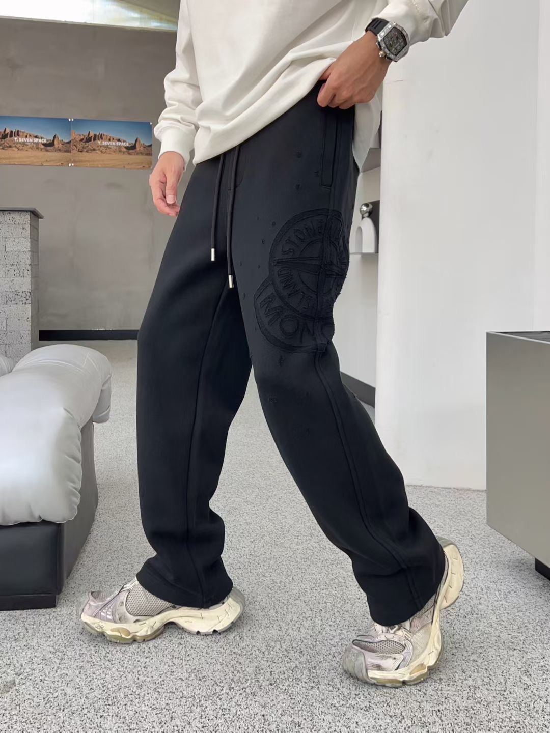 NO:547565,Brand MONC*ER Meng*tou Price Color Black Size M-3XL Introduction to the new men's casual pants in 2025 autumn and winter. Trading companies have a wide range of channels. When you wear it, you feel like you have a unique temperament in an instant. It is not only a piece of clothing, but also a symbol of fashion attitude and a pursuit of quality life!  This trouser is made of customized fabrics for customer, with clear surface texture, extremely comfortable when fitting on the skin, without any sense of restraint. It also has good breathability, and even on hot summer days, it will not feel stuffy and will always keep your skin refreshed and comfortable!  The pins are fine and even, the lines are smooth and natural, and lifelike, as if swaying gently in the breeze!  The straight slim fit design has simple and smooth lines, extending from the waist to the trouser legs, giving people a neat and capable feeling!  The slim tailoring fits the body's curves just right, and it will not be too tight, but can also show the wearer's slender legs and upright posture!  ,alexander wang19860909品牌MONC*ER蒙*口 价格 颜色黑色  尺码M-3XL 介绍2025秋冬新款男士休闲裤 贸易公司渠道稀出,穿上它仿佛瞬间就拥有了一种与众不同的气质,它不仅仅是一件衣物,更是一种时尚态度的象征,一种对品质生活的追求！ 该裤装采用客供定制面料,表面纹理清晰可见,贴肤时极其舒适,不会有丝毫的束缚感,它还具有良好的透气性,即使在炎热的夏日,穿着它也不会感到闷热,始终能让你的肌肤保持清爽自在！针脚细密均匀,线条流畅自然,栩栩如生,仿佛在微风中轻轻摇曳！直筒修身版型设计,直筒的线条简洁流畅,从腰部一直延伸到裤脚,给人一种利落、干练的感觉！而修身的剪裁则恰到好处地贴合了身体的曲线,既不会过于紧绷,又能展现出穿着者修长的双腿和挺拔的身姿！,,alexander wang,Men's clothing