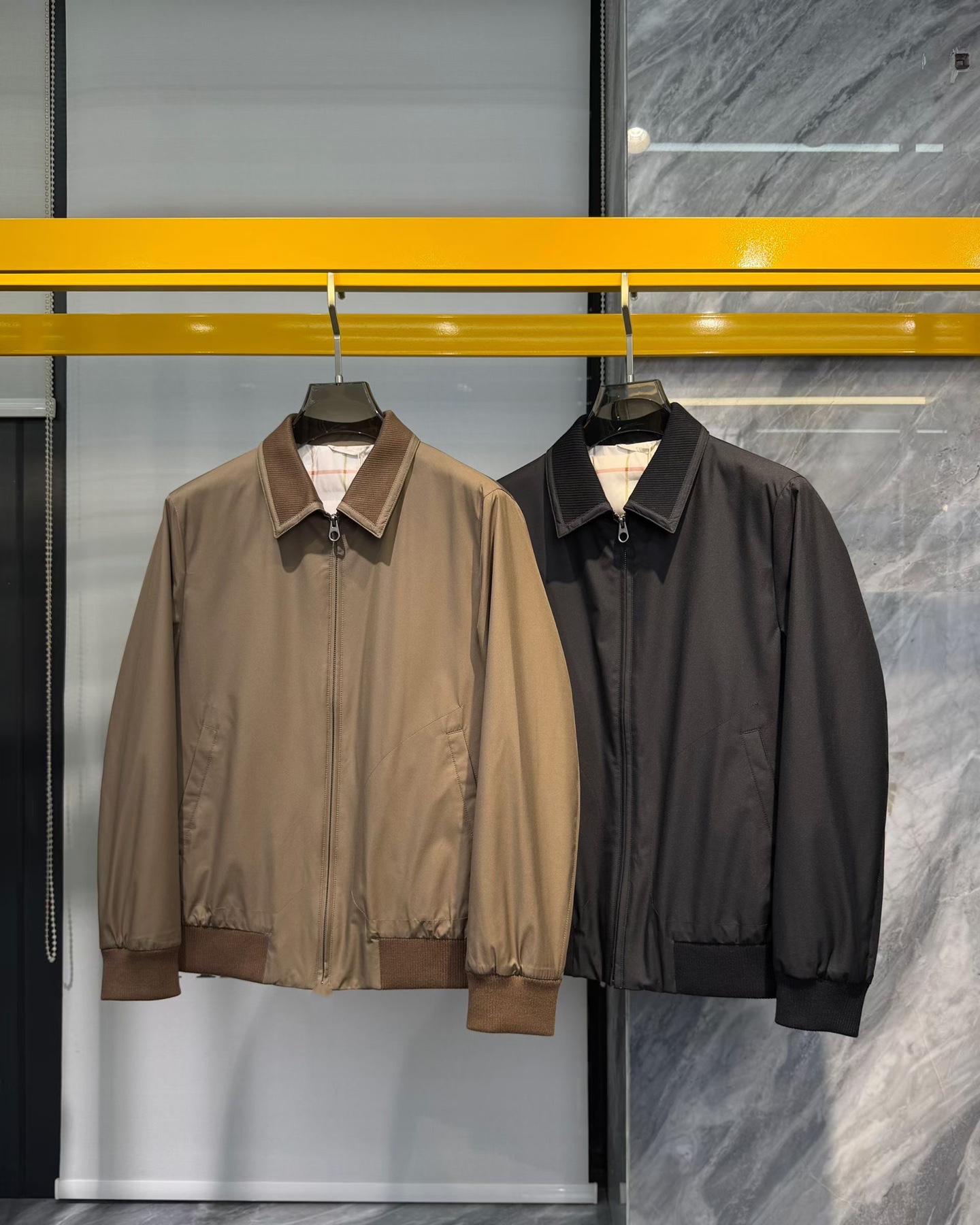 NO:614487,Brand L*P Price Color Black Khaki Size M-3XL Introducing the 2025 autumn and winter new men's casual down jacket, customized limited edition, trading company order, windproof and thickened to keep warm, a cold-resistant outerwear in extremely cold weather, each down jacket must be temperature tested to achieve the best outdoor wearing effect, warmth and fashion,  The upper body silhouette is excellent, with custom-made fabrics supplied by Italian customers, and the visual effect is super strong. The warmth retention, wind resistance, and waterproof performance are all top-notch. The latest down jacket released by the counter is made of 90 white duck down and 10 feathers, which is the standard of the highest-end down jacket.  , filled with 90 imported international new standard white duck down, fluffy, thick and warm, with strong resilience, no pressure to cope with cold winters. Exported by trading companies, foreign orders, classic solid color design, original hardware accessories, fashionable and elegant, all details are meticulous, world-class design, absolutely versatile, a must-have warm product for autumn and winter that can be used for business, leisure and outdoor use.,,jackets & coats,down jacket,alexander wang19860909品牌L*P 价格 颜色黑色卡其色 尺码M-3XL 介绍2025秋冬新品男士休闲羽绒服外套,定制限量款,贸易公司订单,挡风加厚保暖,极端寒冷的天气里的御寒外衣,每件羽绒衣都要经过温度测试,以达到最好的室外穿着效果,保暖兼备时尚感, 上身廓形极好,意大利客供定制面料,视觉效果超强.保暖性,防风度,防水性能都是超一流的.专柜最新出炉羽绒服,采用专柜90白鸭绒,10羽毛 ,是最高端羽绒服的标准 ,内充90进口国际新标白鸭绒,蓬松厚实保暖,回弹力极强,应对寒冬无压力.贸易公司出口,国外订单,经典纯色设计,原版五金辅料,时尚大方,一切细节做到一丝不苟,全球一流设计,绝对百搭无敌,秋冬必备的一款商务休闲户外都可驾驭的保暖胜品.,,jackets & coats,down jacket,alexander wang,Men's clothing