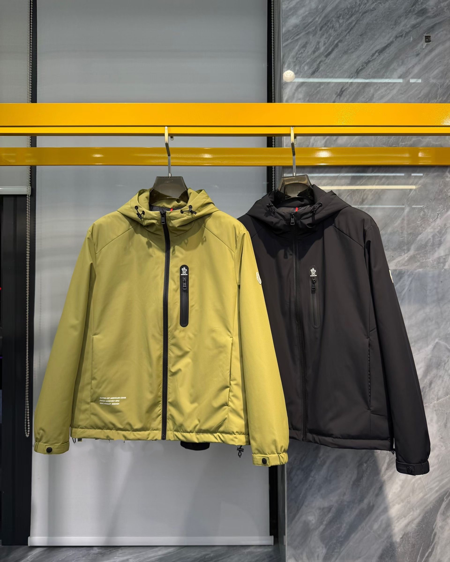 NO:614492,Brand MONC*ER hooded mouth Price Color Black Green Size M-3XL Introducing the 2025 autumn and winter new men's casual down jacket, customized limited edition, trading company order, windproof and thickened to keep warm, a cold-resistant outerwear in extremely cold weather, each down jacket must be temperature tested to achieve the best outdoor wearing effect, warmth and fashion.  The upper body silhouette is excellent, with custom-made fabrics supplied by Italian customers, and the visual effect is super strong. The warmth retention, wind resistance, and waterproof performance are all top-notch. The latest down jacket released by the counter is made of 90 white duck down and 10 feathers, which is the standard of the highest-end down jacket.  , filled with 90 imported international new standard white duck down, fluffy, thick and warm, with strong resilience, no pressure to cope with cold winters. Exported by trading companies, foreign orders, classic solid color design, original hardware accessories, fashionable and elegant, all details are meticulous, world-class design, absolutely versatile, a must-have warm product for autumn and winter that can be used for business, leisure and outdoor use.,,jackets & coats,down jacket,alexander wang19860909品牌MONC*ER蒙*口 价格 颜色黑色绿色 尺码M-3XL 介绍2025秋冬新品男士休闲羽绒服外套,定制限量款,贸易公司订单,挡风加厚保暖,极端寒冷的天气里的御寒外衣,每件羽绒衣都要经过温度测试,以达到最好的室外穿着效果,保暖兼备时尚感, 上身廓形极好,意大利客供定制面料,视觉效果超强.保暖性,防风度,防水性能都是超一流的.专柜最新出炉羽绒服,采用专柜90白鸭绒,10羽毛 ,是最高端羽绒服的标准 ,内充90进口国际新标白鸭绒,蓬松厚实保暖,回弹力极强,应对寒冬无压力.贸易公司出口,国外订单,经典纯色设计,原版五金辅料,时尚大方,一切细节做到一丝不苟,全球一流设计,绝对百搭无敌,秋冬必备的一款商务休闲户外都可驾驭的保暖胜品.,,jackets & coats,down jacket,alexander wang,Men's clothing