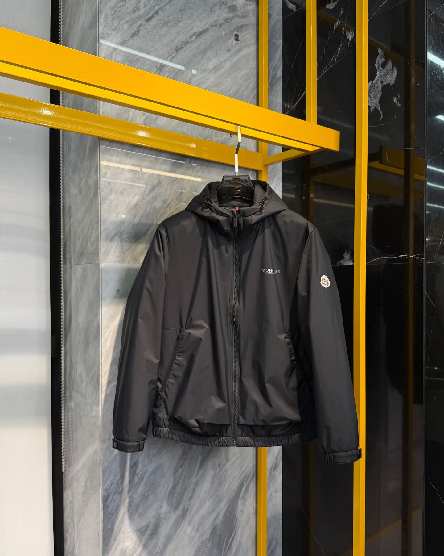 NO:614469,Brand MONC*ER hooded mouth Price Color Black Size M-3XL Introducing the 2025 autumn and winter new men's casual down jacket, customized limited edition, trading company order, windproof and thickened to keep warm, a cold-resistant outerwear in extremely cold weather, each down jacket must be temperature tested to achieve the best outdoor wearing effect, warmth and fashion.  The upper body silhouette is excellent, with custom-made fabrics supplied by Italian customers, and the visual effect is super strong. The warmth retention, wind resistance, and waterproof performance are all top-notch. The latest down jacket released by the counter is made of 90 white duck down and 10 feathers, which is the standard of the highest-end down jacket.  , filled with 90 imported international new standard white duck down, fluffy, thick and warm, with strong resilience, no pressure to cope with cold winters. Exported by trading companies, foreign orders, classic solid color design, original hardware accessories, fashionable and elegant, all details are meticulous, world-class design, absolutely versatile, a must-have warm product for autumn and winter that can be used for business, leisure and outdoor use.,,jackets & coats,down jacket,alexander wang19860909品牌MONC*ER蒙*口 价格 颜色黑色  尺码M-3XL 介绍2025秋冬新品男士休闲羽绒服外套,定制限量款,贸易公司订单,挡风加厚保暖,极端寒冷的天气里的御寒外衣,每件羽绒衣都要经过温度测试,以达到最好的室外穿着效果,保暖兼备时尚感, 上身廓形极好,意大利客供定制面料,视觉效果超强.保暖性,防风度,防水性能都是超一流的.专柜最新出炉羽绒服,采用专柜90白鸭绒,10羽毛 ,是最高端羽绒服的标准 ,内充90进口国际新标白鸭绒,蓬松厚实保暖,回弹力极强,应对寒冬无压力.贸易公司出口,国外订单,经典纯色设计,原版五金辅料,时尚大方,一切细节做到一丝不苟,全球一流设计,绝对百搭无敌,秋冬必备的一款商务休闲户外都可驾驭的保暖胜品.,,jackets & coats,down jacket,alexander wang,Men's clothing