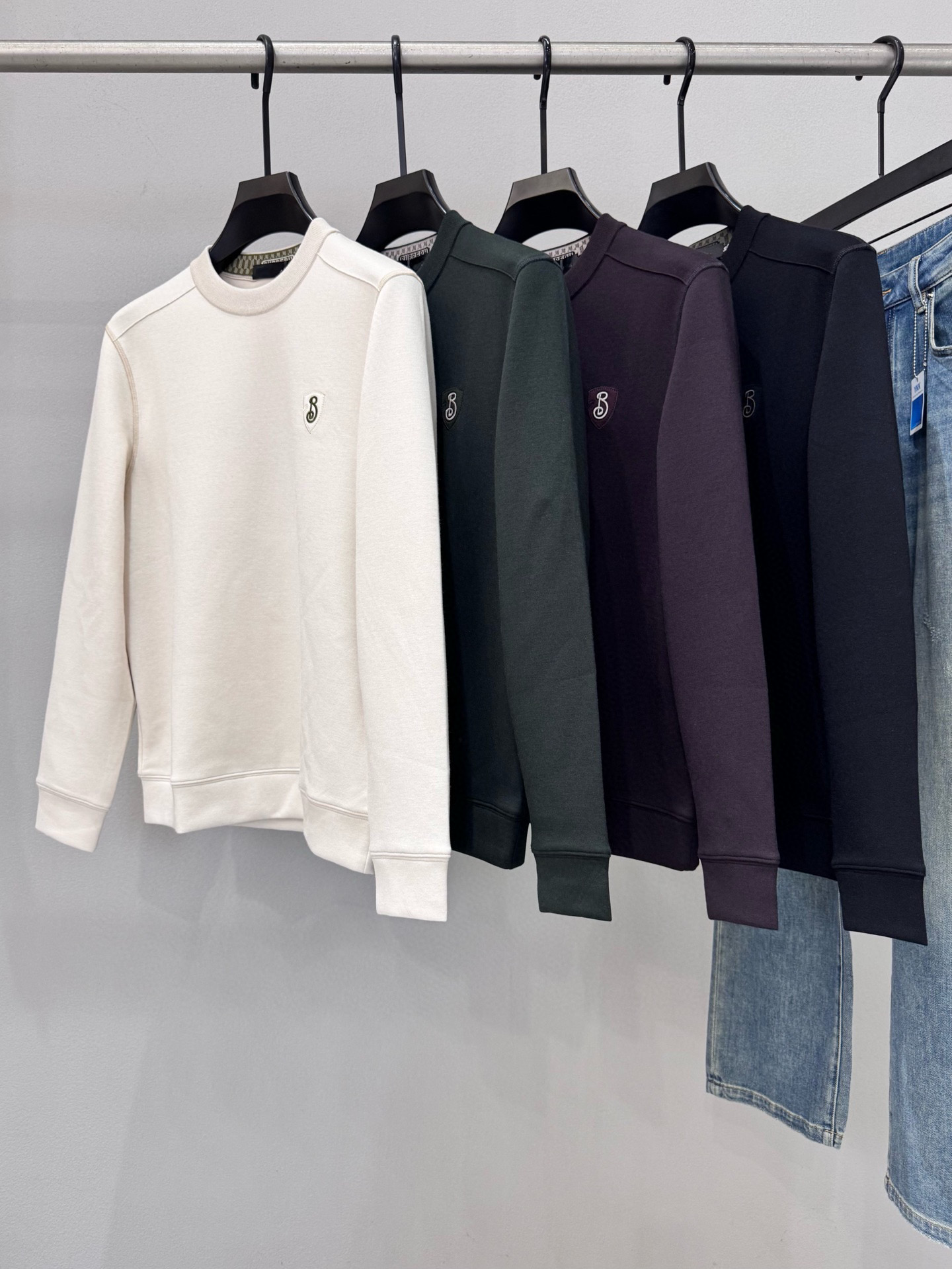 NO:647482,Brand BURB*RRY Price Color Black Beige Green Purple Size M-3XL  介绍2025秋冬新款男士山羊绒套头卫衣.写字楼高端货品,重磅级尤物单品,高街混搭腔调有味,吸睛有力之作,胸前独特工艺制作图案,视觉效果丰富.客供山羊绒混仿面料,垂感极佳,光 泽度带来强烈的质感,意式修身剪裁,超好的时髦内外兼搭单品,给予男人最精致打扮.,,burberry,burberry,hoodie,sweatshirts,alexander  wang19860909品牌BURB*RRY巴宝*莉 价格 颜色黑色 米白色 绿色 紫色 尺码M-3XL 介绍2025秋冬新款男士山羊绒套头卫衣.写字楼高端货品,重磅级尤物单品,高街混搭腔调有味,吸睛有力之作,胸前独特工艺制作图案,视觉效果丰富.客供山羊绒混仿面料,垂感极佳,光泽度带来强烈的质感,意式修身剪裁,超好的时髦内外兼搭单品,给予男人最精致打扮.,,burberry,burberry,hoodie,sweatshirts,alexander wang,Men's clothing