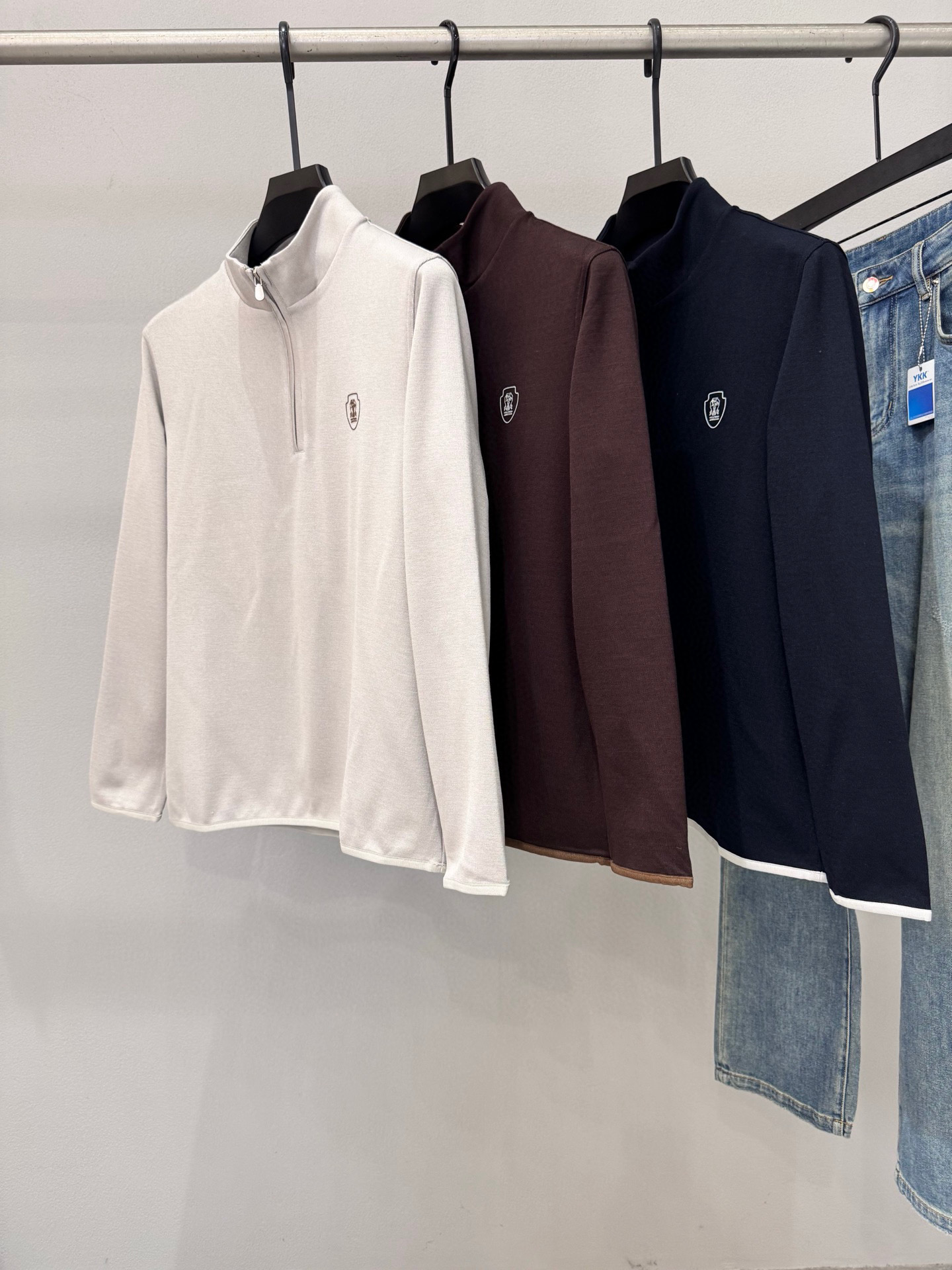 NO:647496,Brand B*C Price Color Blue Brown Apricot Size M-3XL  Introducing the new 2025 autumn and winter men's zippered pullover sweatshirts. High-end office products, heavyweight stunners, high-street mixes with interesting accents, eye-catching and powerful works, unique craftsmanship patterns on the chest, rich visual effects. Customized sweatshirt fabrics, excellent drape, gloss brings a strong texture, Italian slim tailoring, super fashionable interior and exterior items, giving men the most exquisite look.,, hoodie, sweatshirts, alexander wang19860909品牌B*C 价格 颜色蓝色 咖啡色 杏色 尺码M-3XL 介绍2025秋冬新款男士拉链套头卫衣.写字楼高端货品,重磅级尤物单品,高街混搭腔调有味,吸睛有力之作,胸前独特工艺制作图案,视觉效果丰富.客供定制卫衣面料,垂感极佳,光泽度带来强烈的质感,意式修身剪裁,超好的时髦内外兼搭单品,给予男人最精致打扮.,,hoodie,sweatshirts,alexander wang,Men's clothing