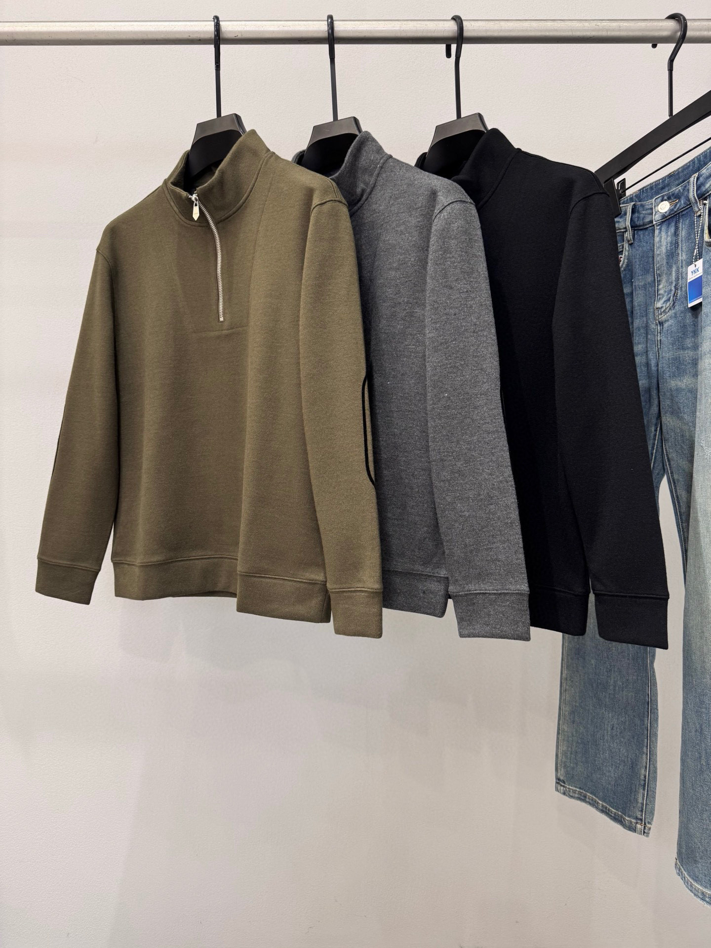 NO:647488,Brand Hermès Price Color Black Gray Green Size M-3XL  Introducing the new men's pullover sweatshirts for autumn and winter 2025. High-end office products, blockbuster items, high-street mixes with tasteful accents, eye-catching and powerful works, unique craftsmanship patterns on the chest, rich visual effects. Customized sweatshirt fabrics, excellent drape, gloss brings strong texture, Italian slim tailoring, super fashionable interior and exterior items, giving men the most exquisite look.,, hermes, hoodie, sweatshirts, alexander wang19860909品牌爱马*仕 价格 颜色黑色 灰色 绿色 尺码M-3XL 介绍2025秋冬新款男士套头卫衣.写字楼高端货品,重磅级尤物单品,高街混搭腔调有味,吸睛有力之作,胸前独特工艺制作图案,视觉效果丰富.客供定制卫衣面料,垂感极佳,光泽度带来强烈的质感,意式修身剪裁,超好的时髦内外兼搭单品,给予男人最精致打扮.,,hermes,hoodie,sweatshirts,alexander wang,Men's clothing