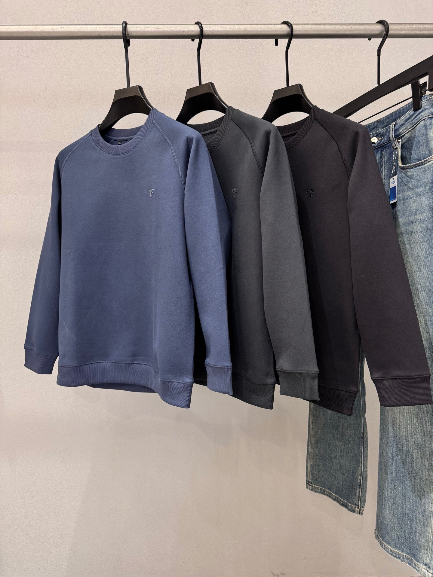 NO:647502,Brand T*F Price Color Black Gray Blue Size M-3XL  Introducing the new 2025 autumn and winter men's pullover sweatshirts. High-end products for office buildings, heavyweight stunners, high-street mixes with tasteful accents, eye-catching and powerful works, unique craftsmanship patterns on the chest, rich visual effects. Customized sweatshirt fabrics, excellent drape, gloss brings strong texture, Italian slim tailoring, super fashionable interior and exterior items, giving men the most refined look.,, hoodie, sweatshirts, alexander wang19860909品牌T*F 价格 颜色黑色 灰色 蓝色 尺码M-3XL 介绍2025秋冬新款男士套头卫衣.写字楼高端货品,重磅级尤物单品,高街混搭腔调有味,吸睛有力之作,胸前独特工艺制作图案,视觉效果丰富.客供定制卫衣面料,垂感极佳,光泽度带来强烈的质感,意式修身剪裁,超好的时髦内外兼搭单品,给予男人最精致打扮.,,hoodie,sweatshirts,alexander wang,Men's clothing