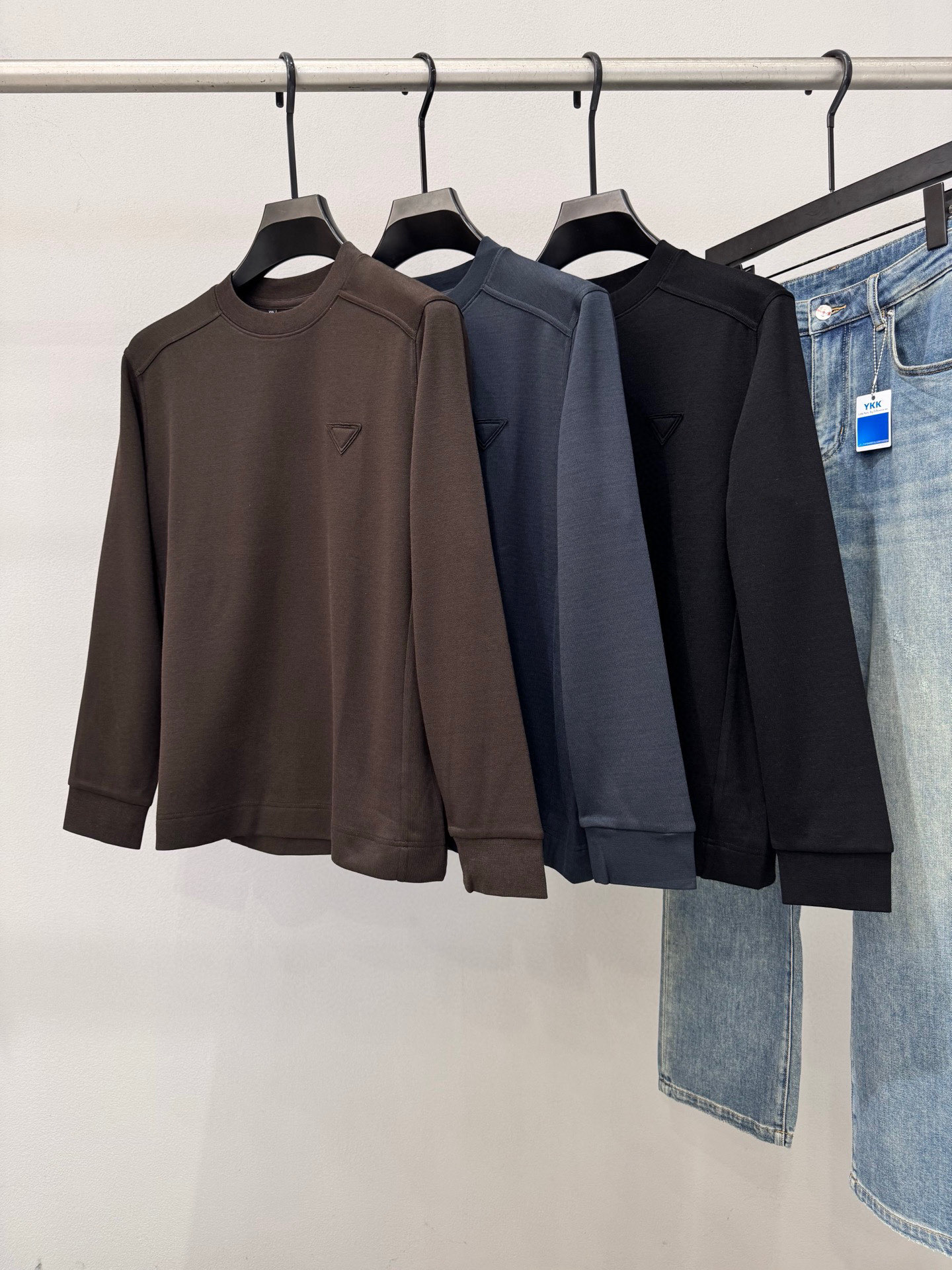 NO:647516,Brand PRA*A Price Color Black Blue Brown Size M-3XL  Introducing the new 2025 autumn and winter men's wool pullover sweatshirts. High-end products for office buildings, blockbuster items, high-street mixes with interesting accents, eye-catching and powerful works, unique craftsmanship patterns on the chest, rich visual effects. Customized sweatshirt fabrics, excellent drape, gloss brings strong texture, Italian slim tailoring, super fashionable interior and exterior items, giving men the most exquisite look.,, prada, prada, hoodie, sweatshirts, alexander  wang19860909品牌PRA*A普拉*达 价格 颜色黑色 蓝色 咖啡色 尺码M-3XL 介绍2025秋冬新款男士羊毛套头卫衣.写字楼高端货品,重磅级尤物单品,高街混搭腔调有味,吸睛有力之作,胸前独特工艺制作图案,视觉效果丰富.客供定制卫衣面料,垂感极佳,光泽度带来强烈的质感,意式修身剪裁,超好的时髦内外兼搭单品,给予男人最精致打扮.,,prada,prada,hoodie,sweatshirts,alexander wang,Men's clothing