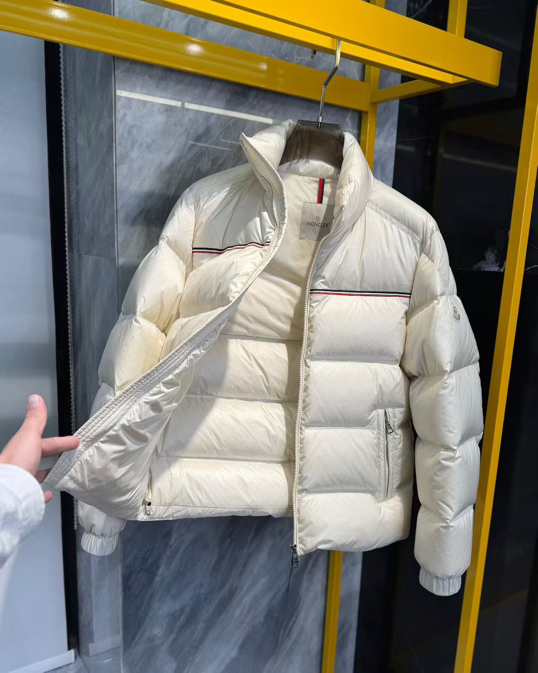 品牌：MONC*ER蒙*口颜色：黑色 白色 尺码：M-3XL介绍：2025秋冬新品男士休闲羽绒服外套，定