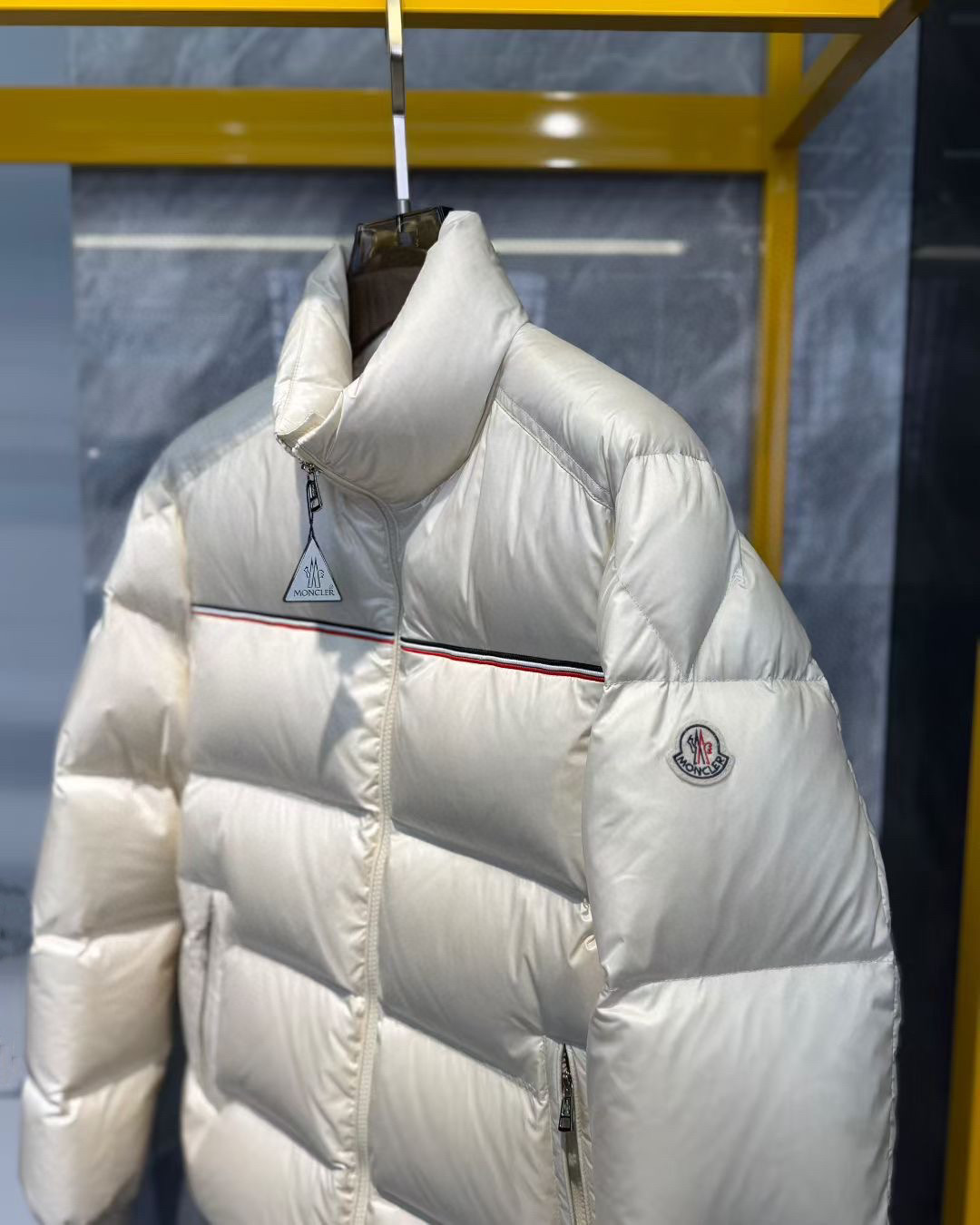 品牌：MONC*ER蒙*口颜色：黑色 白色 尺码：M-3XL介绍：2025秋冬新品男士休闲羽绒服外套，定