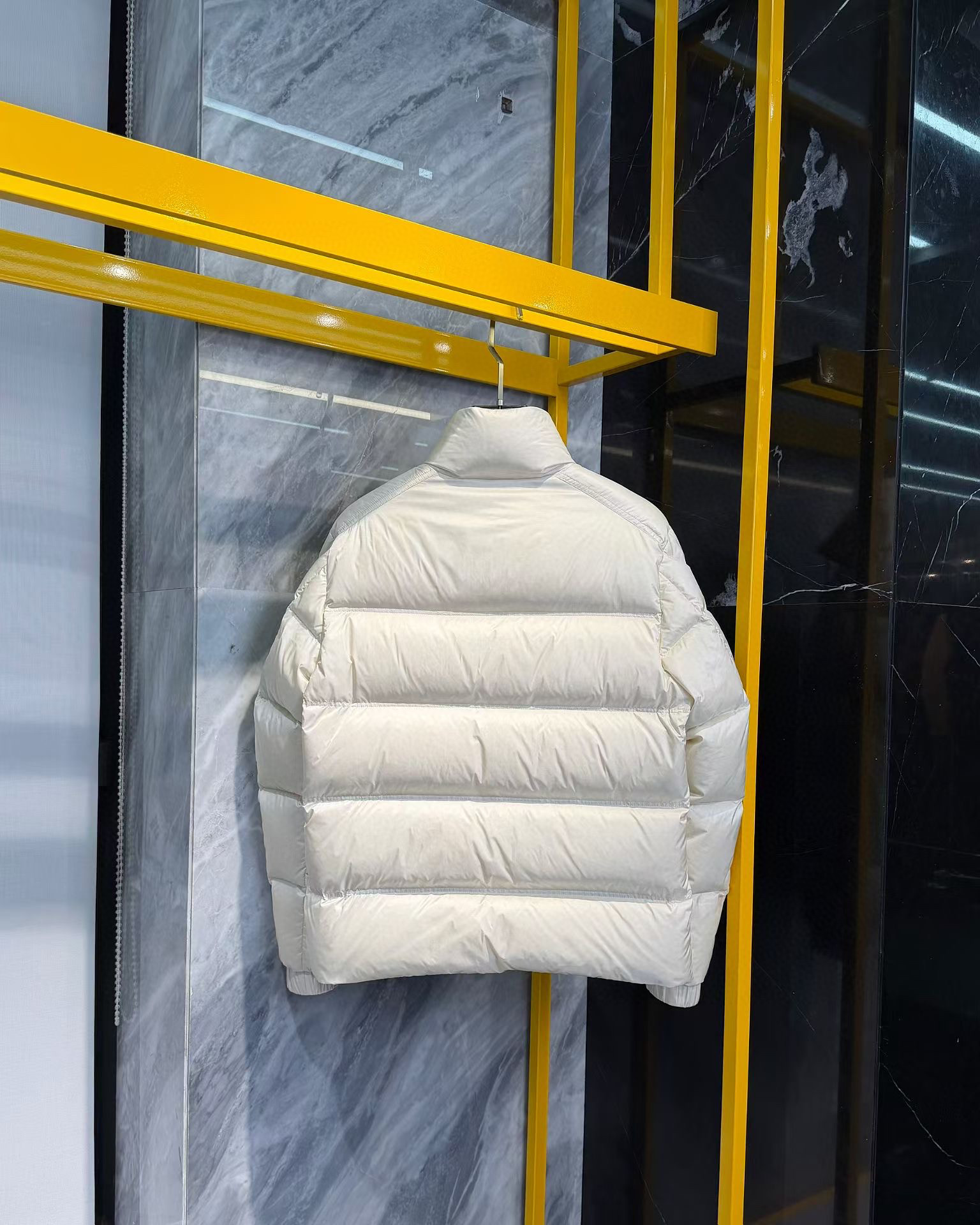 品牌：MONC*ER蒙*口颜色：黑色 白色 尺码：M-3XL介绍：2025秋冬新品男士休闲羽绒服外套，定