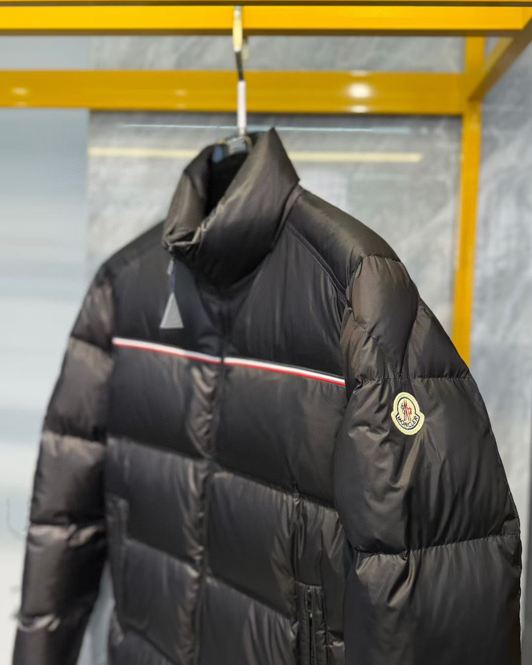 品牌：MONC*ER蒙*口颜色：黑色 白色 尺码：M-3XL介绍：2025秋冬新品男士休闲羽绒服外套，定