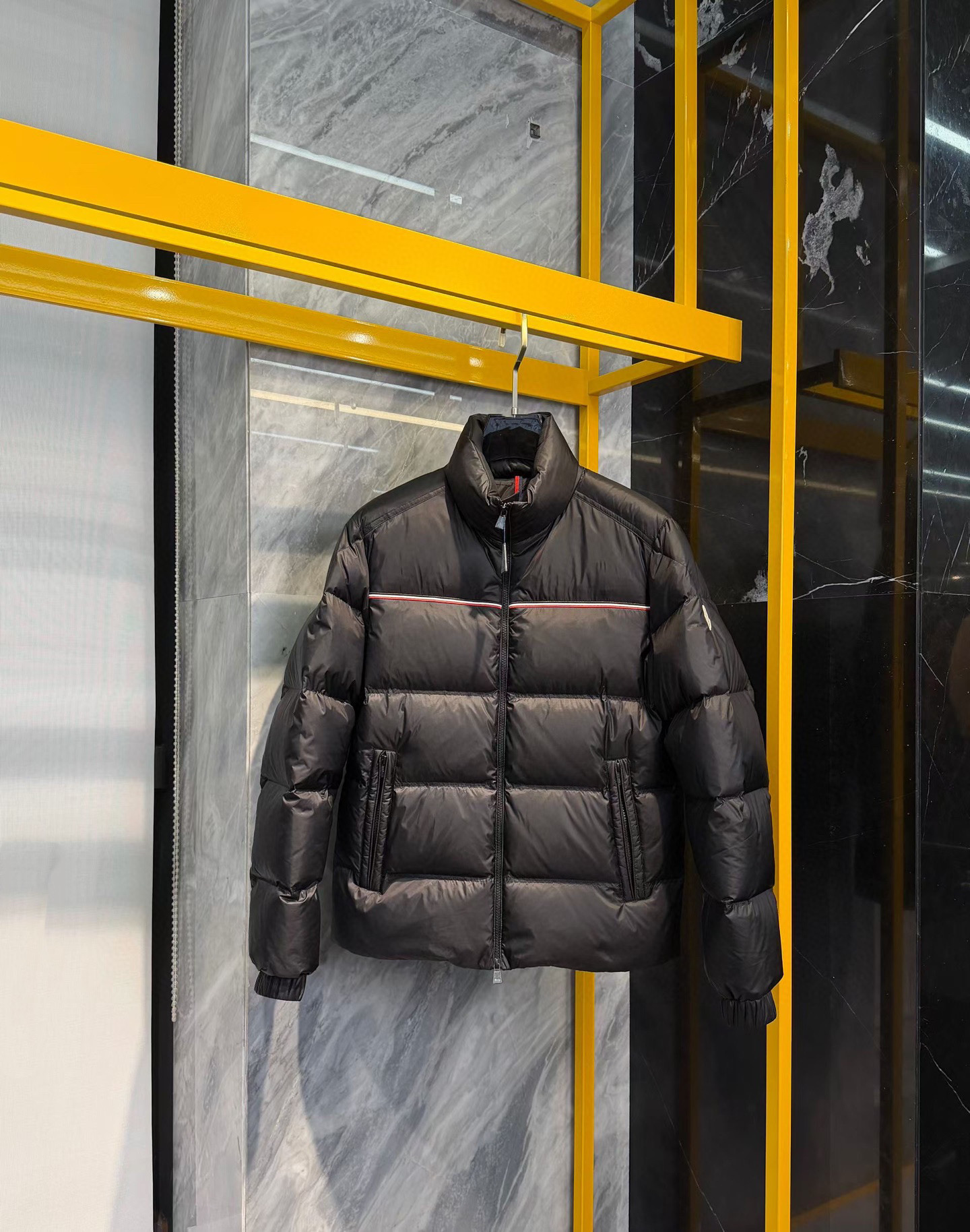 品牌：MONC*ER蒙*口颜色：黑色 白色 尺码：M-3XL介绍：2025秋冬新品男士休闲羽绒服外套，定