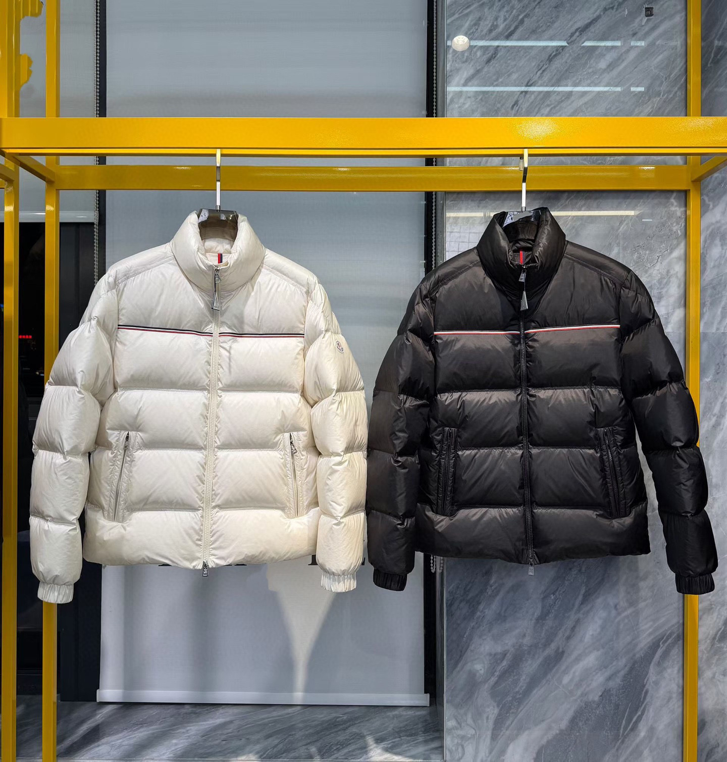 品牌：MONC*ER蒙*口颜色：黑色 白色 尺码：M-3XL介绍：2025秋冬新品男士休闲羽绒服外套，定