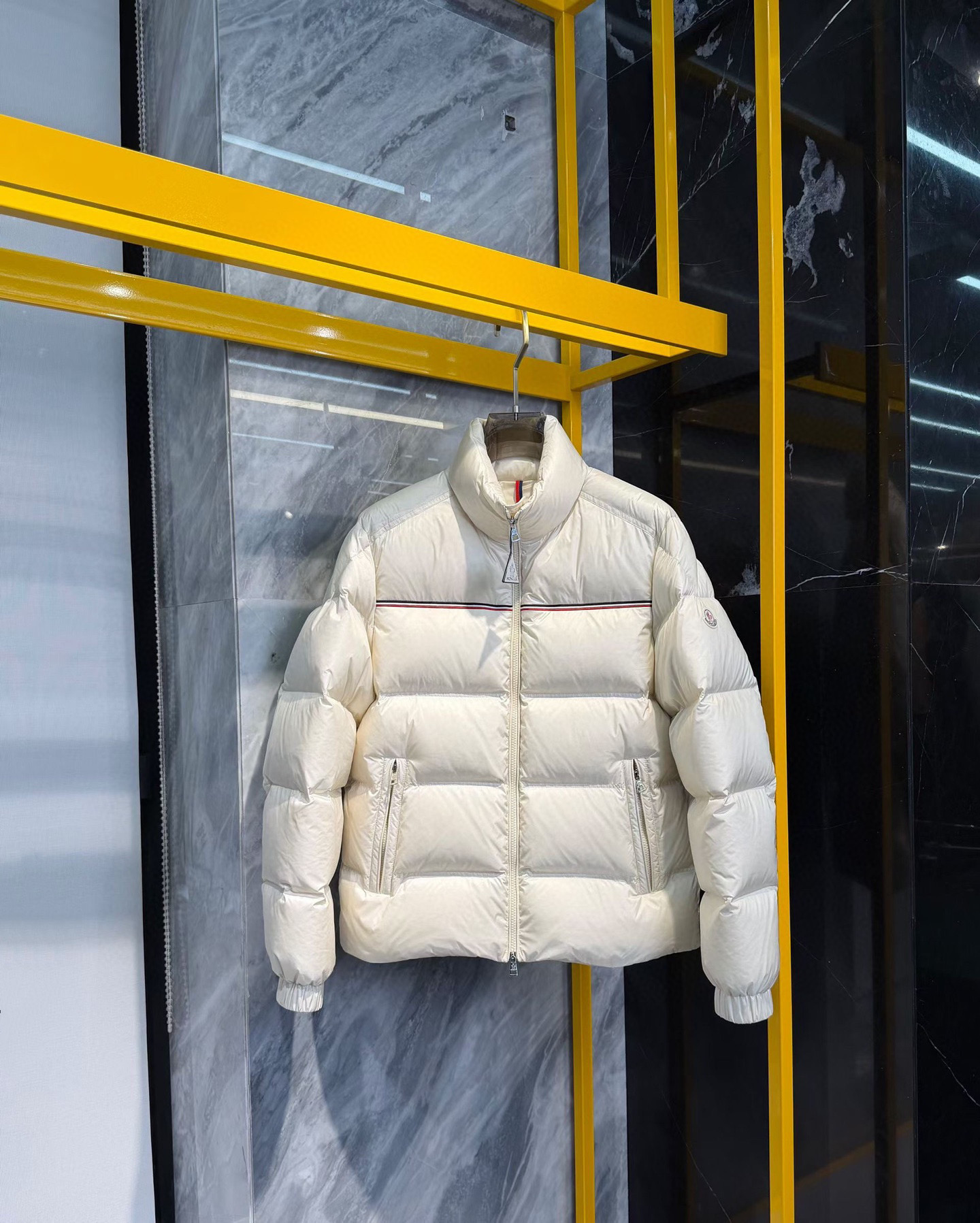 品牌：MONC*ER蒙*口颜色：黑色 白色 尺码：M-3XL介绍：2025秋冬新品男士休闲羽绒服外套，定