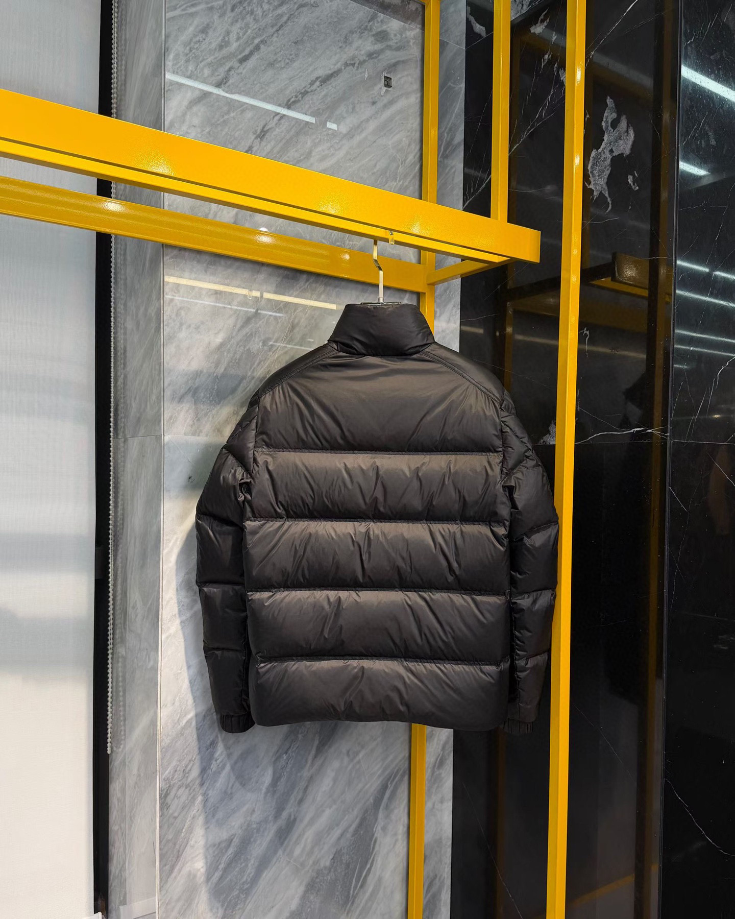 品牌：MONC*ER蒙*口颜色：黑色 白色 尺码：M-3XL介绍：2025秋冬新品男士休闲羽绒服外套，定