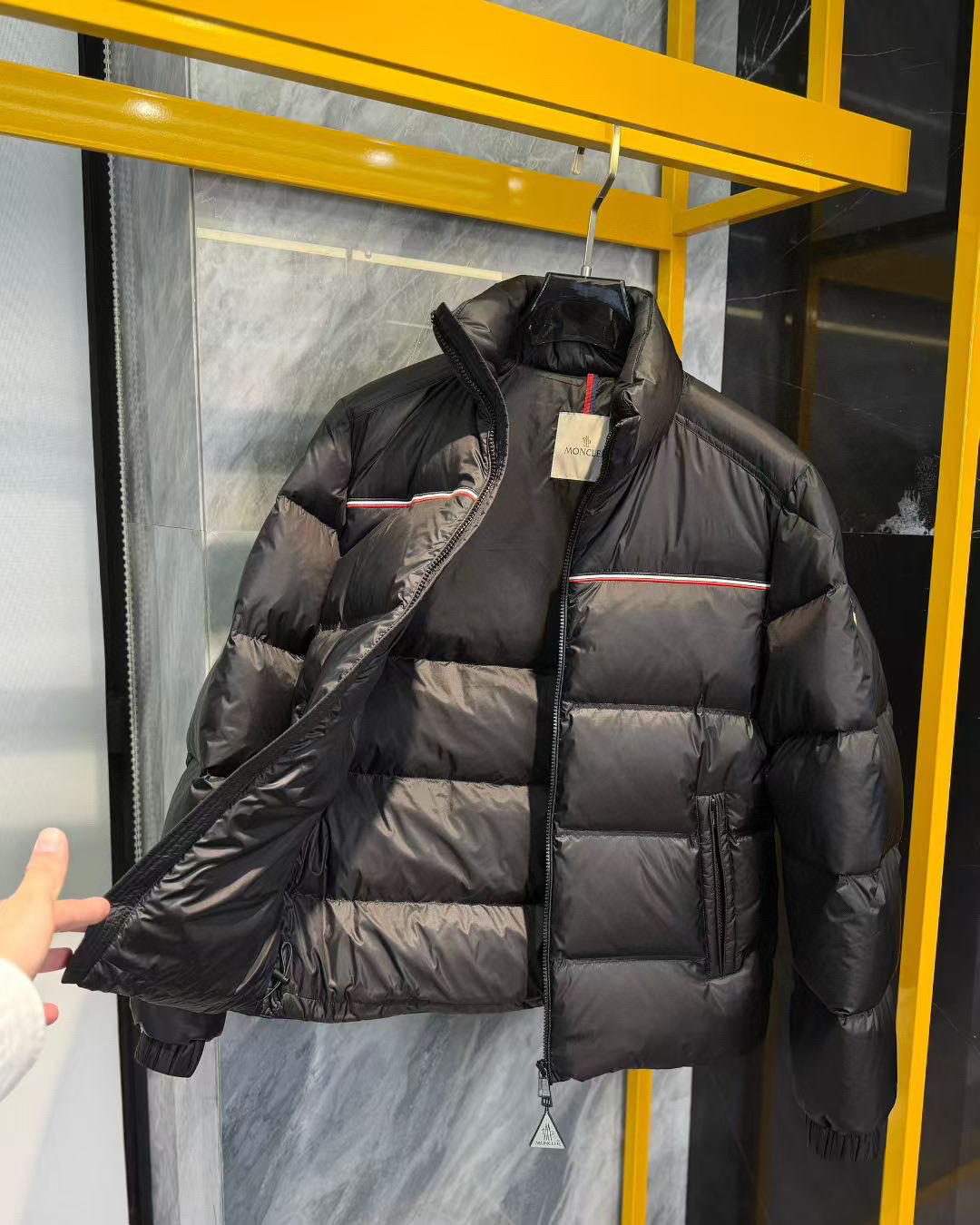 品牌：MONC*ER蒙*口颜色：黑色 白色 尺码：M-3XL介绍：2025秋冬新品男士休闲羽绒服外套，定