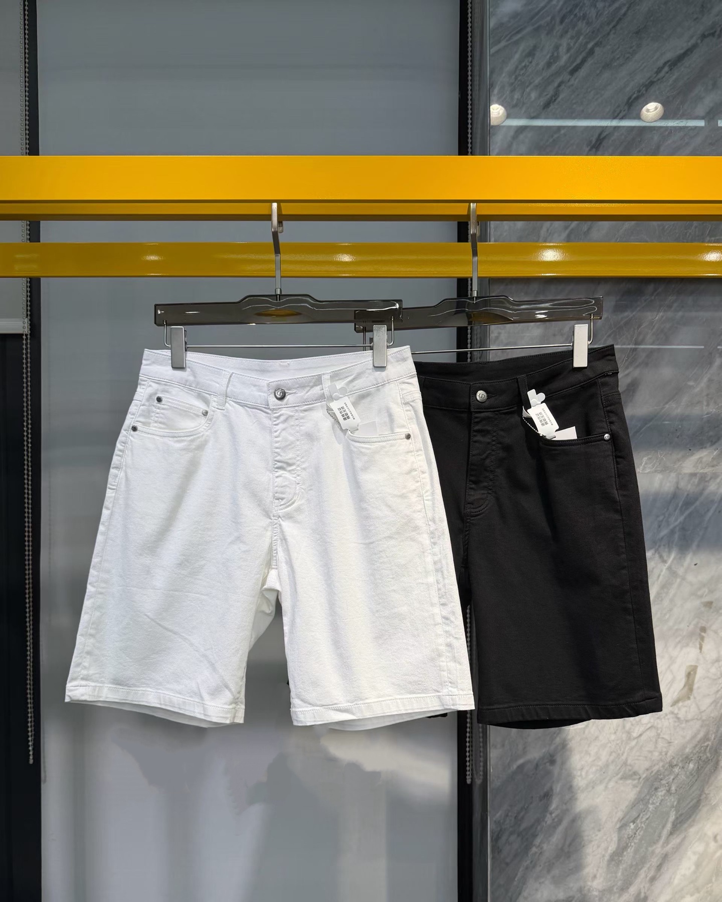 NO:838218,Brand Di*r Di*or Price Color Black White Size 29-36 Introducing the new 2026 spring and summer men's straight 5-point denim shorts  The strongest single product launched this season, a true classic, fashionable, durable and versatile model with no trend restrictions, advanced custom denim fabric, presenting classic colors, recognized as the most impeccable and versatile colors, good color fixation, slim and straight shape, every detail has been carefully considered. The brand LOGO design on the back pocket perfectly echoes the leather brand on the waist, and the appearance is perfect.,,shorts,19860909品牌Di*r迪*奥 价格 颜色黑色 白色 尺码29-36 介绍2026春夏新品男士直筒5分牛仔短裤 本季推出的最强单品,真正的经典时髦耐穿百搭款,无潮流限制,高级定制牛仔布料,呈现经典色系,公认的最无挑剔的百搭颜色,固色好,版型修身挺括,每一个细节都是经过精心考究.后袋品牌LOGO设计,与腰部皮牌完美相呼应,品相完美.,,shorts,,Men's clothing