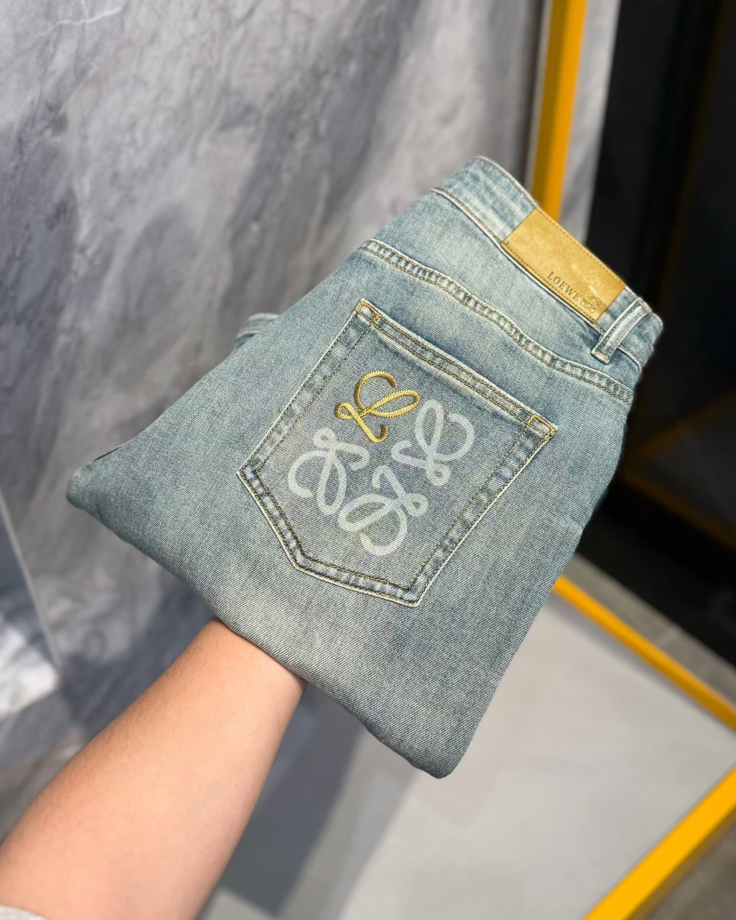 NO:838231,Brand LOE*E Luo*Yiwei Price Color Picture Color Size 29-36 Introducing the new 2026 spring and summer men's straight 5-point denim shorts  The strongest single product launched this season, a true classic, fashionable, durable and versatile model with no trend restrictions, advanced custom denim fabrics, presenting classic colors, recognized as the most impeccable and versatile colors, good color fixation, slim and straight shape, every detail has been carefully considered. The brand LOGO design on the back pocket perfectly echoes the leather brand on the waist, and the appearance is perfect.,,loewe,shorts,19860909品牌LOE*E罗*意威 价格 颜色图色 尺码29-36 介绍2026春夏新品男士直筒5分牛仔短裤 本季推出的最强单品,真正的经典时髦耐穿百搭款,无潮流限制,高级定制牛仔布料,呈现经典色系,公认的最无挑剔的百搭颜色,固色好,版型修身挺括,每一个细节都是经过精心考究.后袋品牌LOGO设计,与腰部皮牌完美相呼应,品相完美.,,loewe,shorts,,Men's clothing