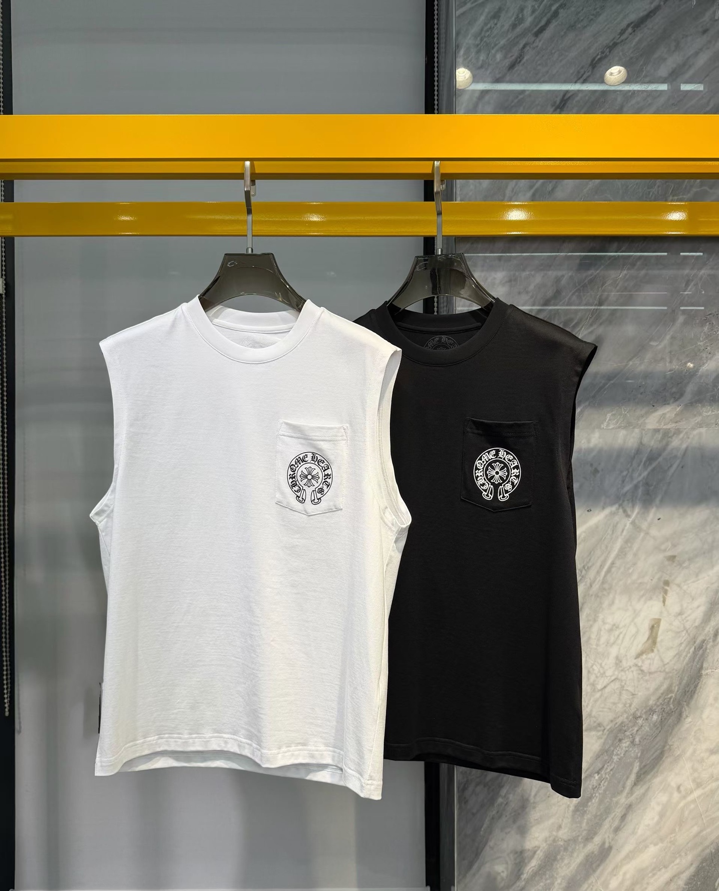 NO:838248,Brand Ke*Luoxin Price Color White Black Size M-3XL Introduction; 2026 summer new sleeveless T-shirt Horseshoe-shaped large printed logo Trendy brand element pure cotton custom fabric  The holiday push is extremely comfortable and breathable, and has positive skin-friendly properties. It subverts the comfortable experience brought by traditional fabrics and has exquisite craftsmanship and accessories. The brand LOGO pattern on the chest is made with unique craftsmanship and has a strong style. The original tailoring at the counter and meticulous detail processing better highlight its quality.,, tees, t-shirt,19860909品牌克*罗心 价格 颜色白色 黑色  尺码M-3XL 介绍；2026夏季新品无袖T恤 马蹄形大印花logo 潮牌元素纯棉定制面料 假期推送上手极微舒适透气,亲肤性积极,颠覆传统面料所带来的舒适体验,工艺辅料考究.胸前品牌LOGO图案以独特工艺制作而成,风格性极强.专柜原版剪裁,一丝不苟细节处理更佳彰显其品质.,,tees，t-shirt,,Men's clothing