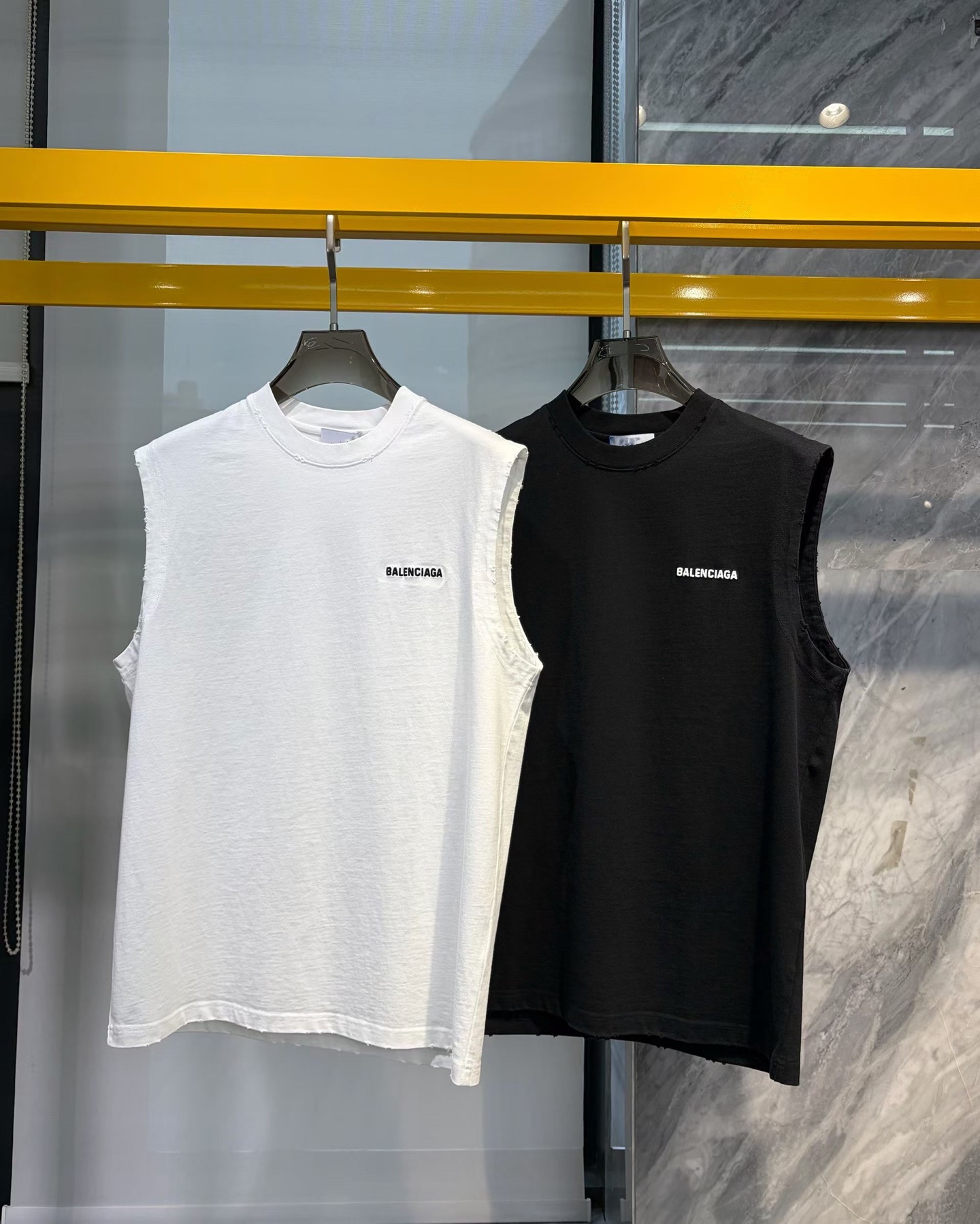 NO:838236,Brand Balenciaga* Price Color White Black Size s-XL Introduction; 2026 Summer New Sleeveless Waistcoat T-shirt Street Fashion Brand Imported Pure Cotton Customized Fabric Edge Thin Frayed Process Warming Up Push  It is extremely comfortable and breathable, has positive skin-friendly properties, subverts the comfortable experience brought by traditional fabrics, and has exquisite craftsmanship and accessories. The brand LOGO pattern on the chest is made with unique craftsmanship and has a strong style. The original tailoring at the counter and meticulous detail processing better highlight its quality.,, tees, t-shirt,19860909品牌巴黎*世家 价格 颜色白色 黑色  尺码s-XL 介绍；2026夏季新品无袖坎肩T恤街头潮牌 进口纯棉定制面料边缘轻薄磨破工艺 升温推送 上手极微舒适透气,亲肤性积极,颠覆传统面料所带来的舒适体验,工艺辅料考究.胸前品牌LOGO图案以独特工艺制作而成,风格性极强.专柜原版剪裁,一丝不苟细节处理更佳彰显其品质.,,tees，t-shirt,,Men's clothing