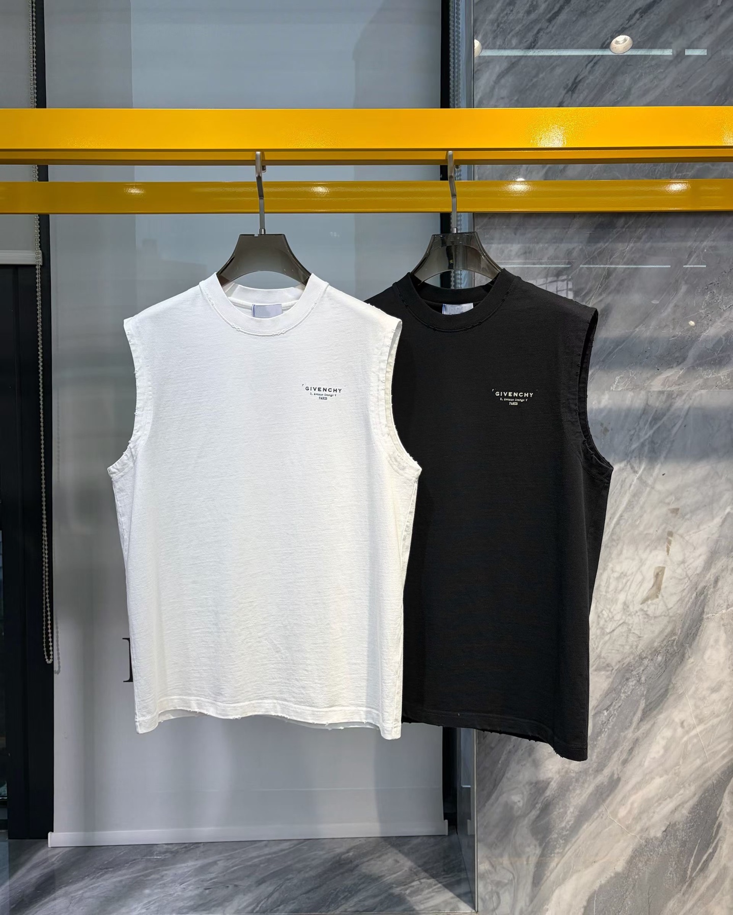 NO:838242,Brand Givenchy Price Color White Black Size s-XL Introduction; 2026 summer new sleeveless waistcoat T-shirt street fashion brand Imported pure cotton customized fabric edge light fraying process Warming push  It is extremely comfortable and breathable, has positive skin-friendly properties, subverts the comfortable experience brought by traditional fabrics, and has exquisite craftsmanship and accessories. The brand LOGO pattern on the chest is made with unique technology and has a strong style. The original tailoring at the counter and meticulous detail processing better highlight its quality.,,givenchy,tees,t-shirt,19860909品牌纪梵*希 价格 颜色白色 黑色  尺码s-XL 介绍；2026夏季新品无袖坎肩T恤街头潮牌 进口纯棉定制面料边缘轻薄磨破工艺 升温推送 上手极微舒适透气,亲肤性积极,颠覆传统面料所带来的舒适体验,工艺辅料考究.胸前品牌LOGO图案以独特工艺制作而成,风格性极强.专柜原版剪裁,一丝不苟细节处理更佳彰显其品质.,,givenchy,tees，t-shirt,,Men's clothing