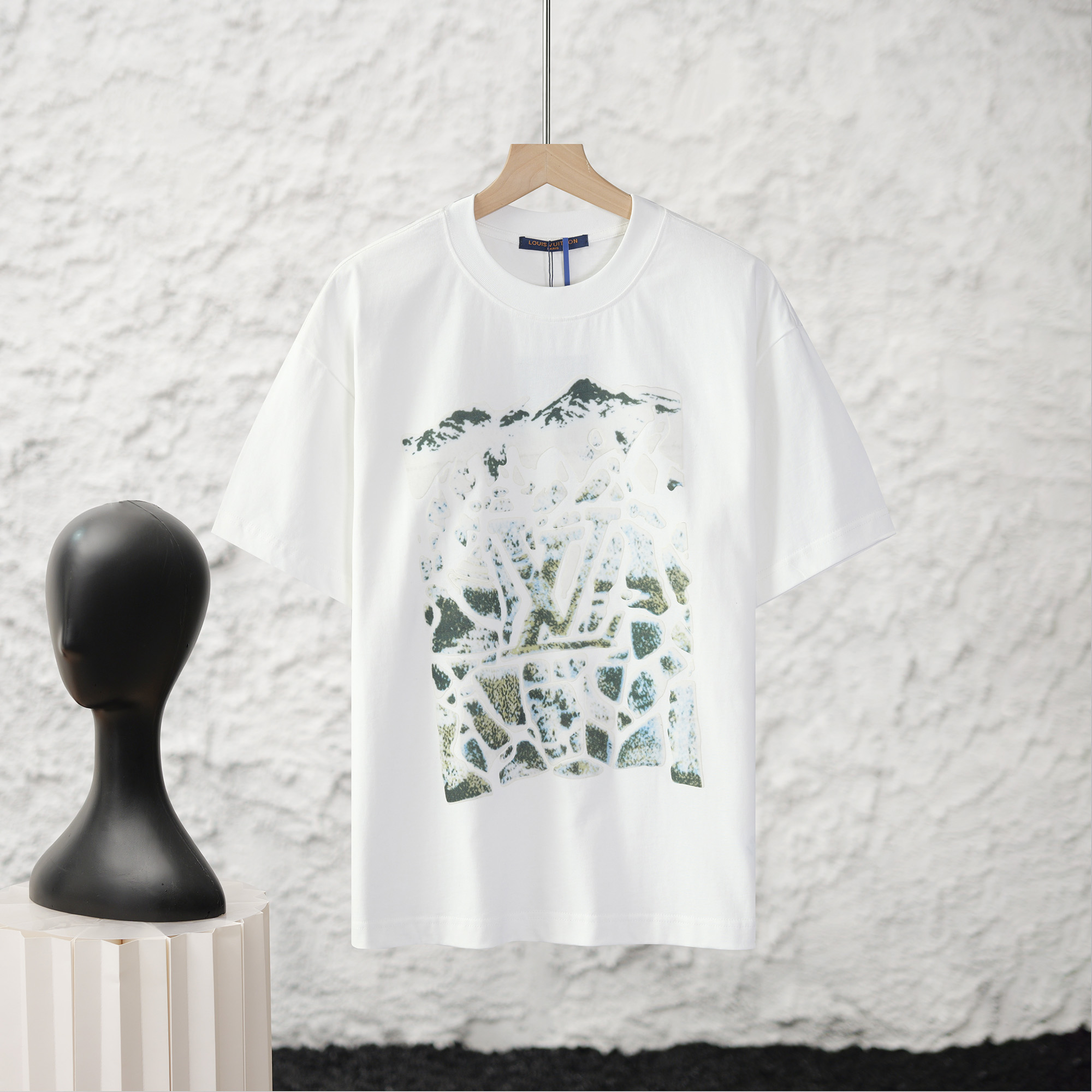 P105 Louis Vuitton LOUIS VUITTON camiseta de manga corta con motivo de montaña y felpa, representando picos rocosos, ni…