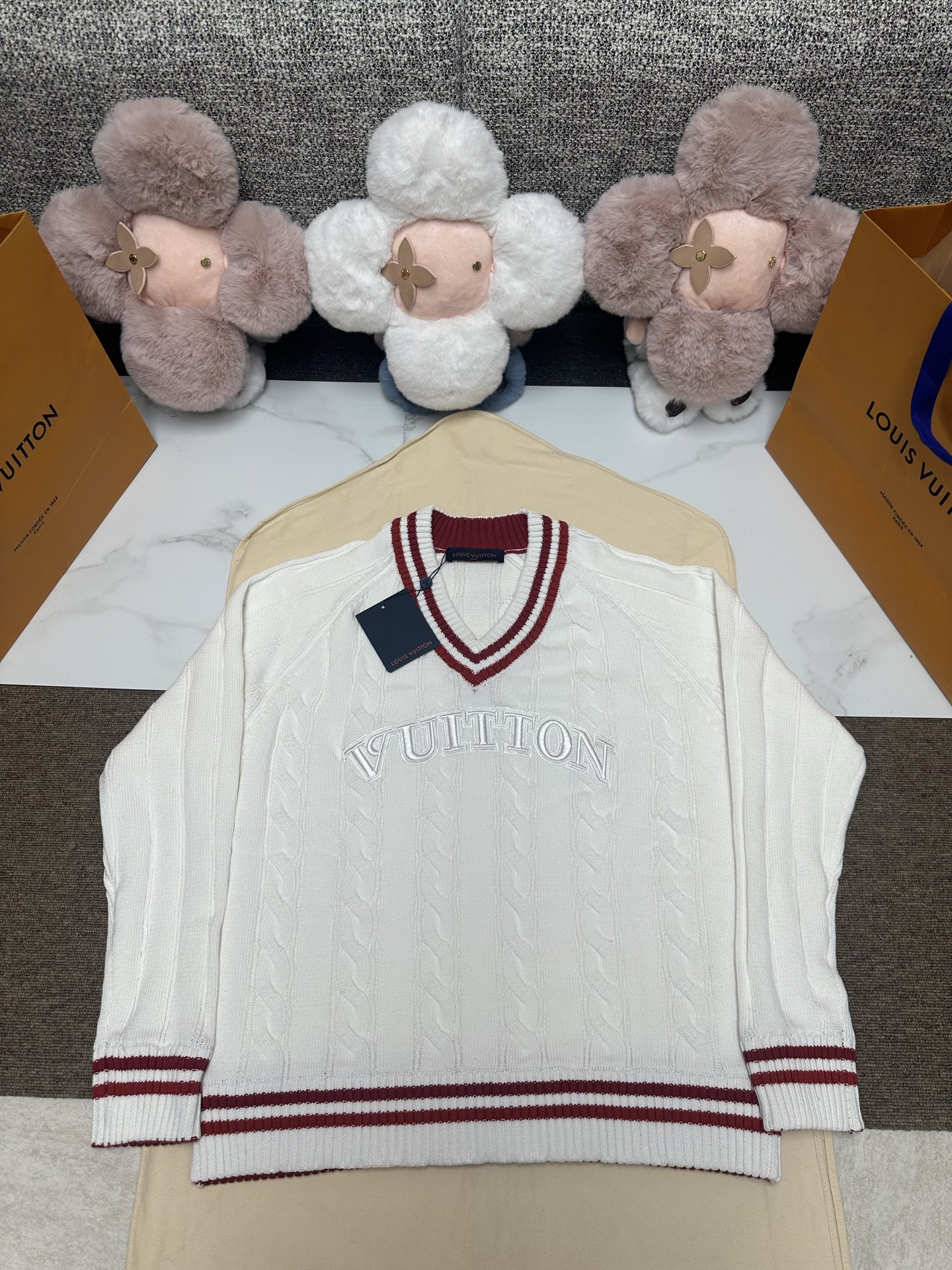 NO:628236,Louis 25's new V-neck pullover is made of thick cable knit in sober tones, with eye-catching contrasting stripes on the collar, cuffs and hem. Vuitton embossed embroidered patches light up the chest, giving a variety of looks a preppy look. SizeS.M.L.XL.,,louis vuitton,alexander wang19860909路易 25新款 V 领套头衫为厚实绞花针织渲染素雅色调,于衣领、袖口和下摆融入醒目撞色条纹.Vuitton 压纹刺绣贴饰点亮胸前,可令各式造型展露学院风范. SizeS.M.L.XL.,,louis vuitton,alexander wang,Men's clothing