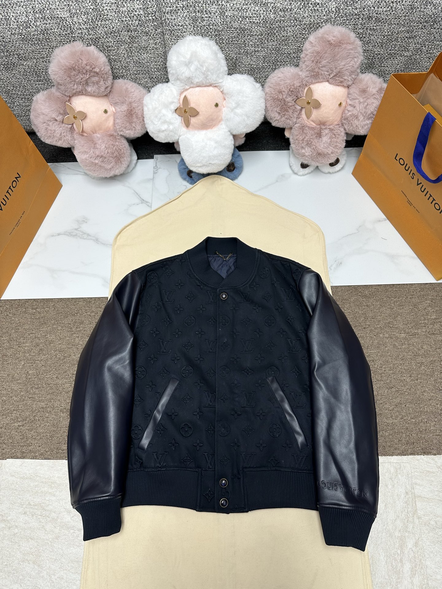 NO:628241,Louis 25's new MONOGRAM embossed baseball jacket. This baseball jacket is made of cotton with full Monogram embossing, and is paired with cow leather sleeves and quilted lining. The 3D Louis Vuitton logo embossing lights up the left cuff, and the elegant tones make it a modern choice that spans four seasons. Size46.48.50.52.,,louis vuitton,jackets & coats,cowhide,alexander wang19860909路易 25新款MONOGRAM 压纹棒球夹克本款棒球夹克为棉质衣身融入全幅 Monogram 压纹,再搭配牛皮革衣袖和绗缝内衬.3D 路易威登标识压纹点亮左侧袖口,典雅色调成就跨越四季的摩登之选. Size46.48.50.52.,,louis vuitton,jackets & coats,cowhide,alexander wang,Men's clothing