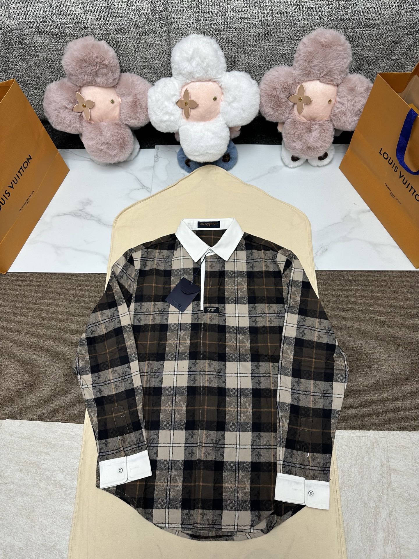 NO:628179,Louis 25's new MONOGRAM flannel long-sleeved polo shirt. This long-sleeved top is made of soft cotton flannel to reinterpret the rugby polo shirt, with Monogram plaid jacquard accentuated in autumnal tones. The collar is embellished with pearlescent buttons and woven LV patches, giving the hidden button front a half-open effect. The cotton poplin on the collar and cuffs highlights a neat style. SizeS.M.L.XL.,,louis vuitton,louis  vuitton,alexander wang19860909路易 25新款MONOGRAM 法兰绒长袖马球衫本款长袖上衣选用柔软棉质法兰绒重绎橄榄球马球衫,以秋日色调烘托 Monogram 格纹提花.领口点缀珠光纽扣和梭织 LV 贴饰,令暗扣前襟呈现半开襟效果.衣领和袖口的棉质府绸彰显利落风范. SizeS.M.L.XL.,,louis vuitton,louis vuitton,alexander wang,Men's clothing